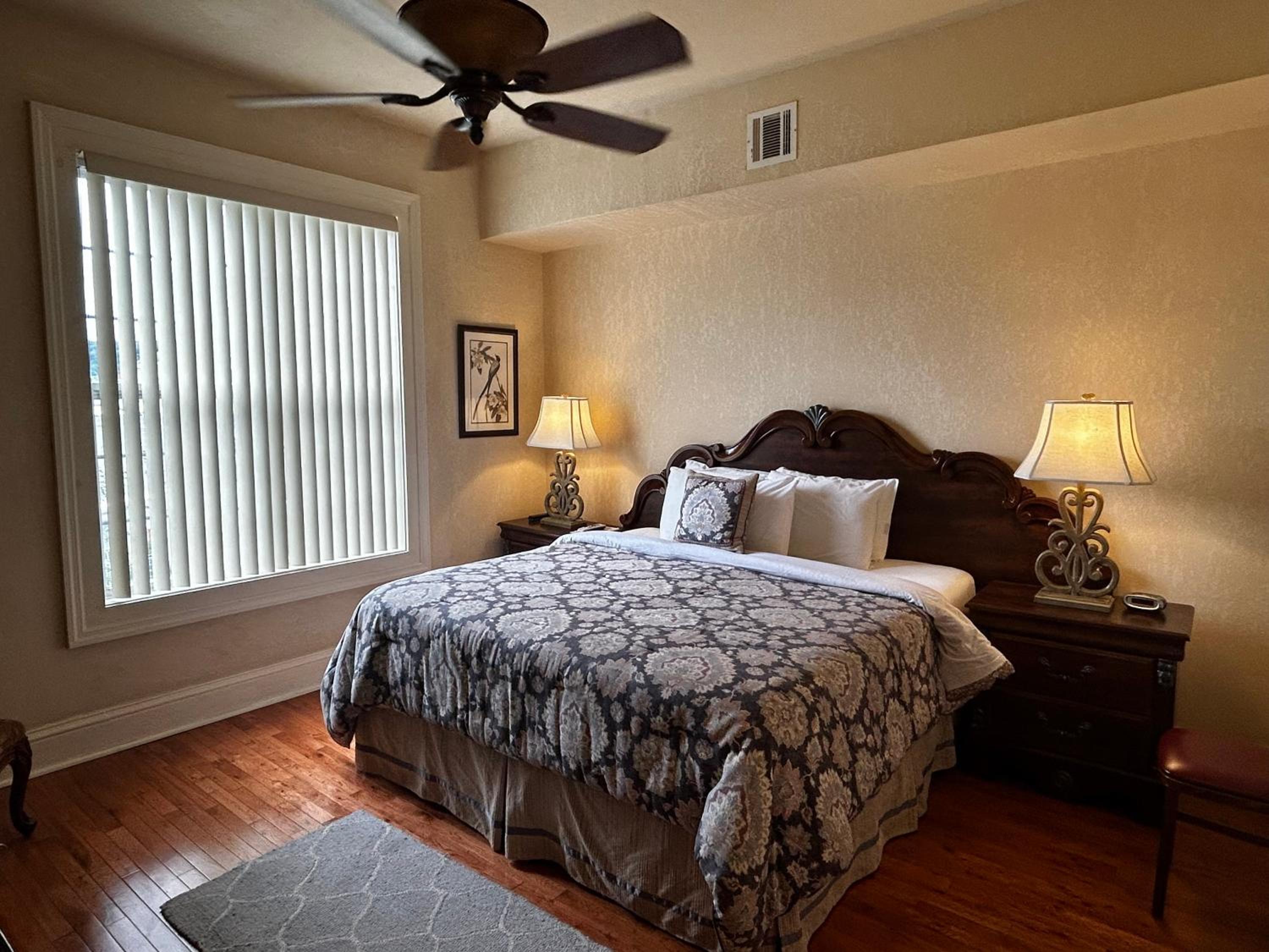 Deluxe King Room - Photo 4