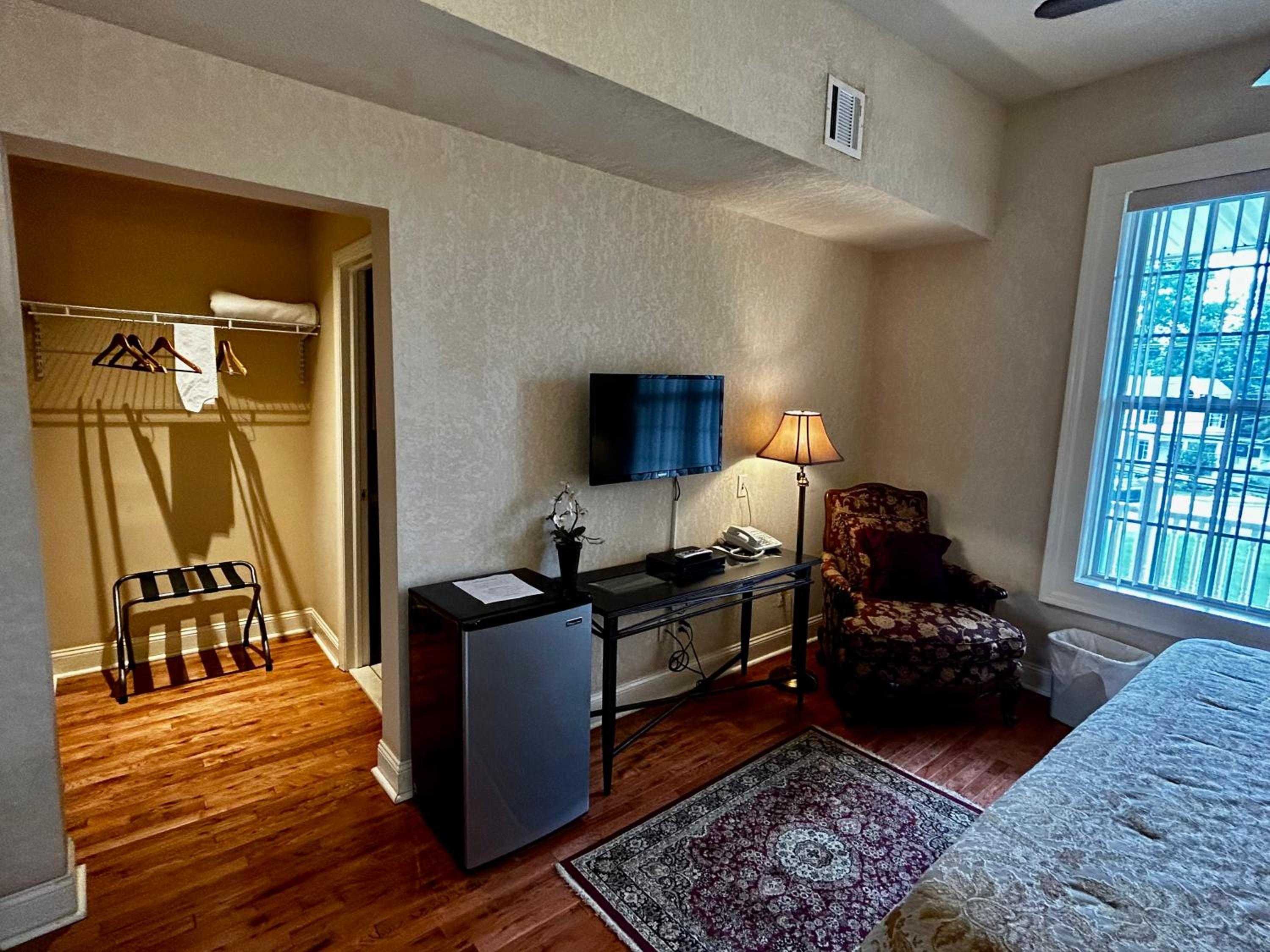 Deluxe King Room - Photo 3