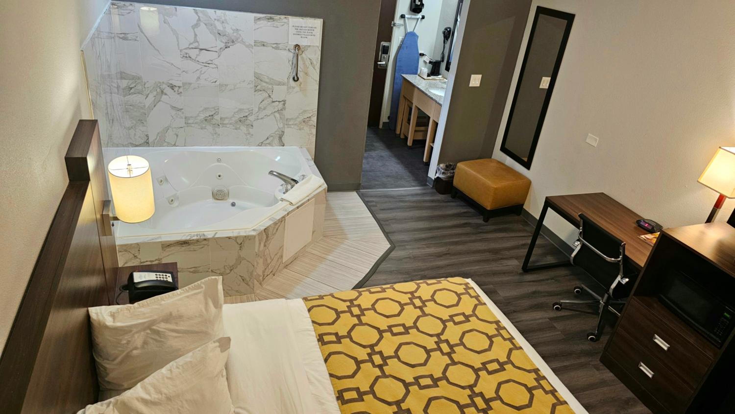 King Studio Suite with Jetted Tub - Non-Smoking - Photo 5