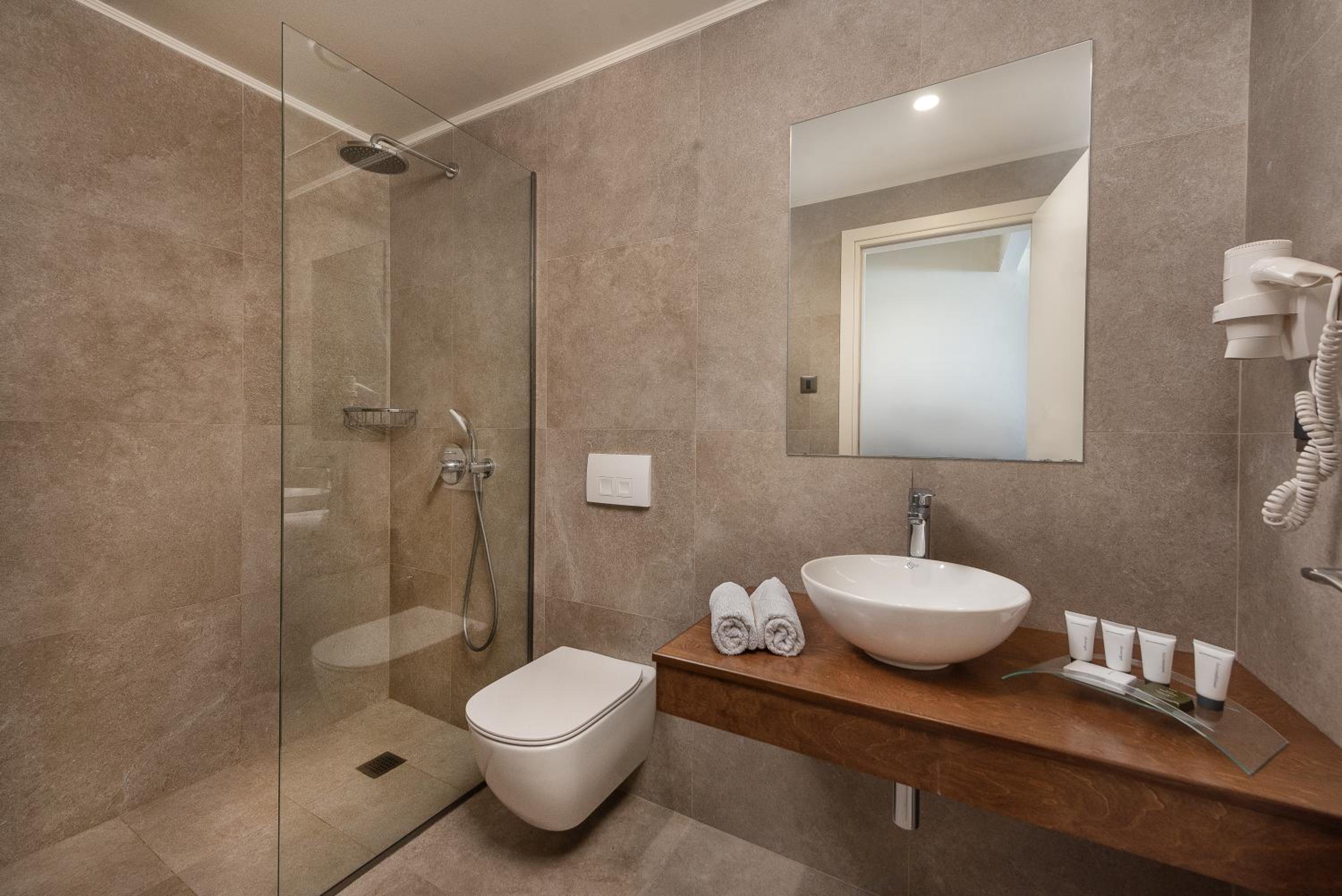 Deluxe Double Room with Balcony photo 3