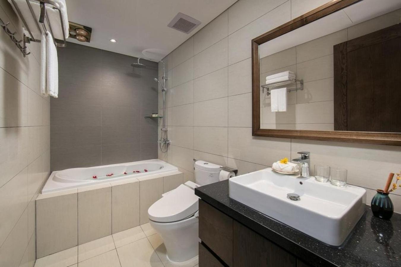 Superior Twin with Bathtub & Private Kitchen