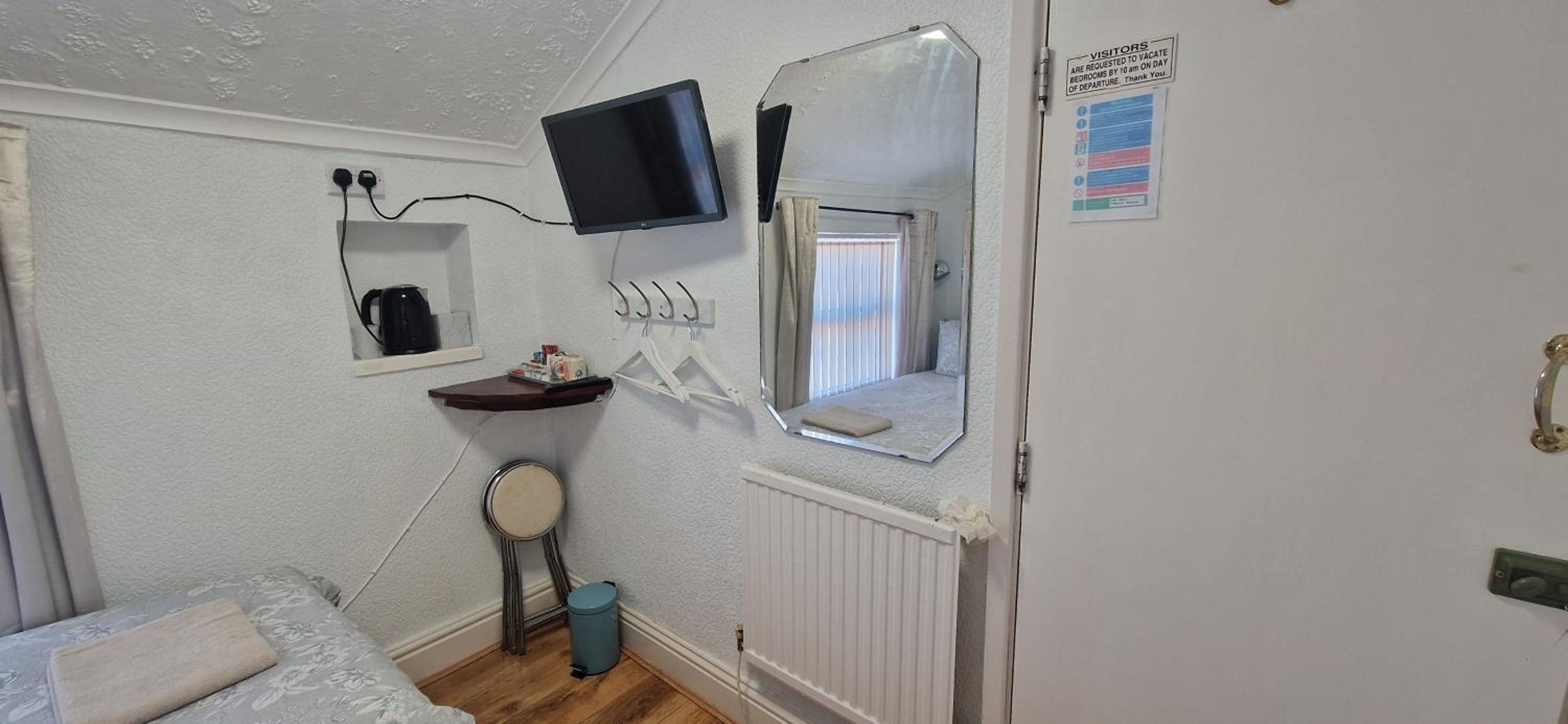 Budget Twin Room - Photo 1