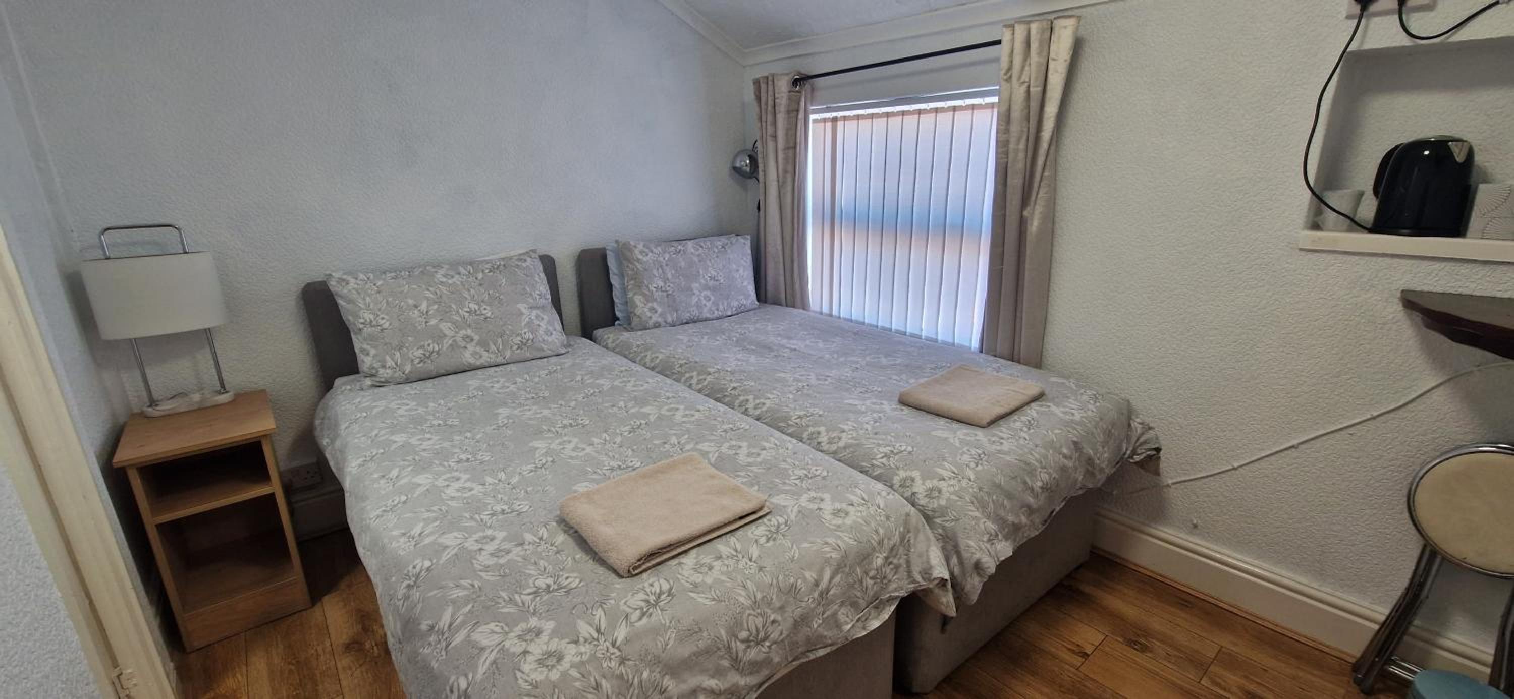 Budget Twin Room - Photo 2