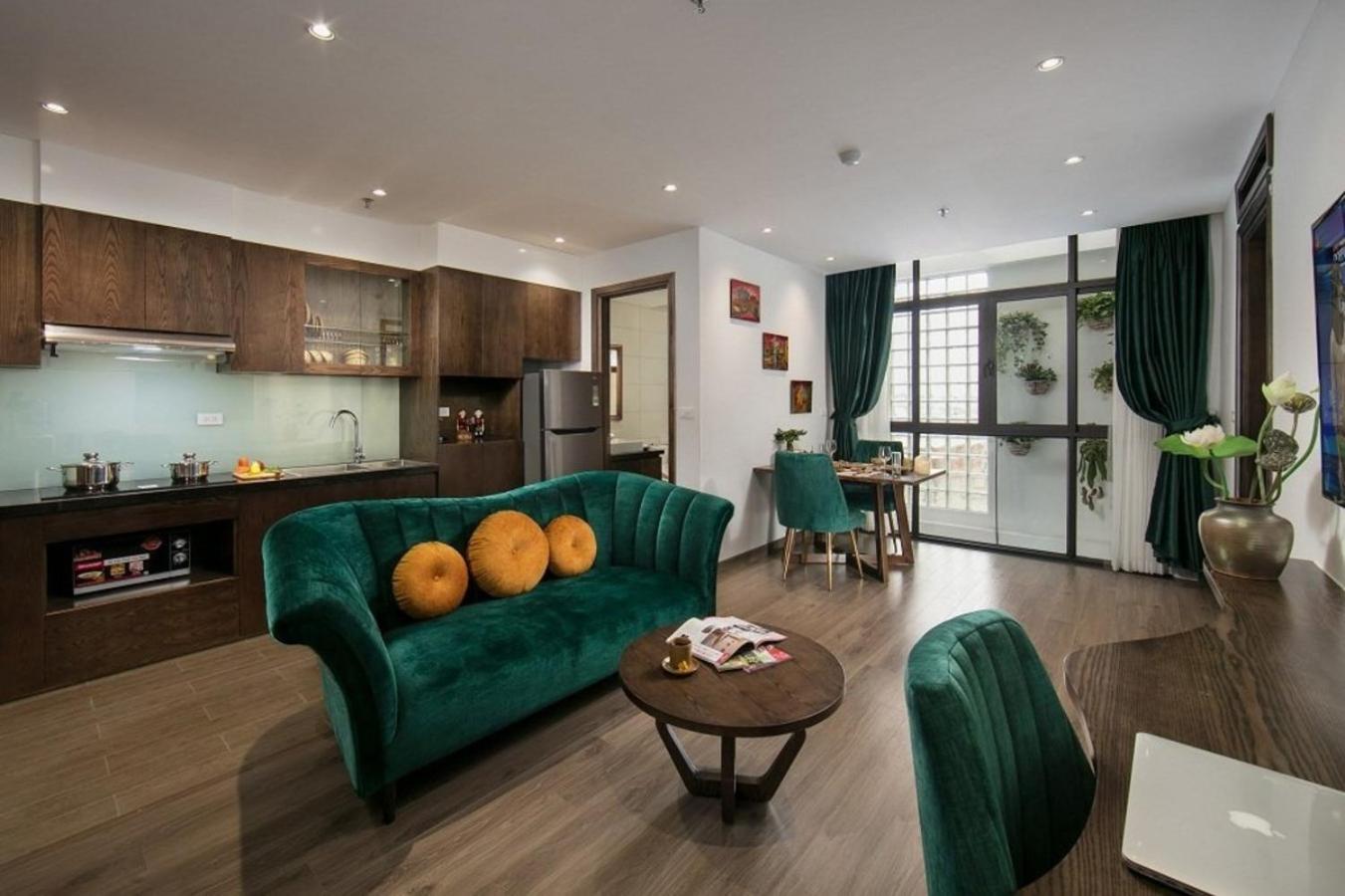 One Bedroom Deluxe Apartment with Balcony, Private Kitchen & Bathtub