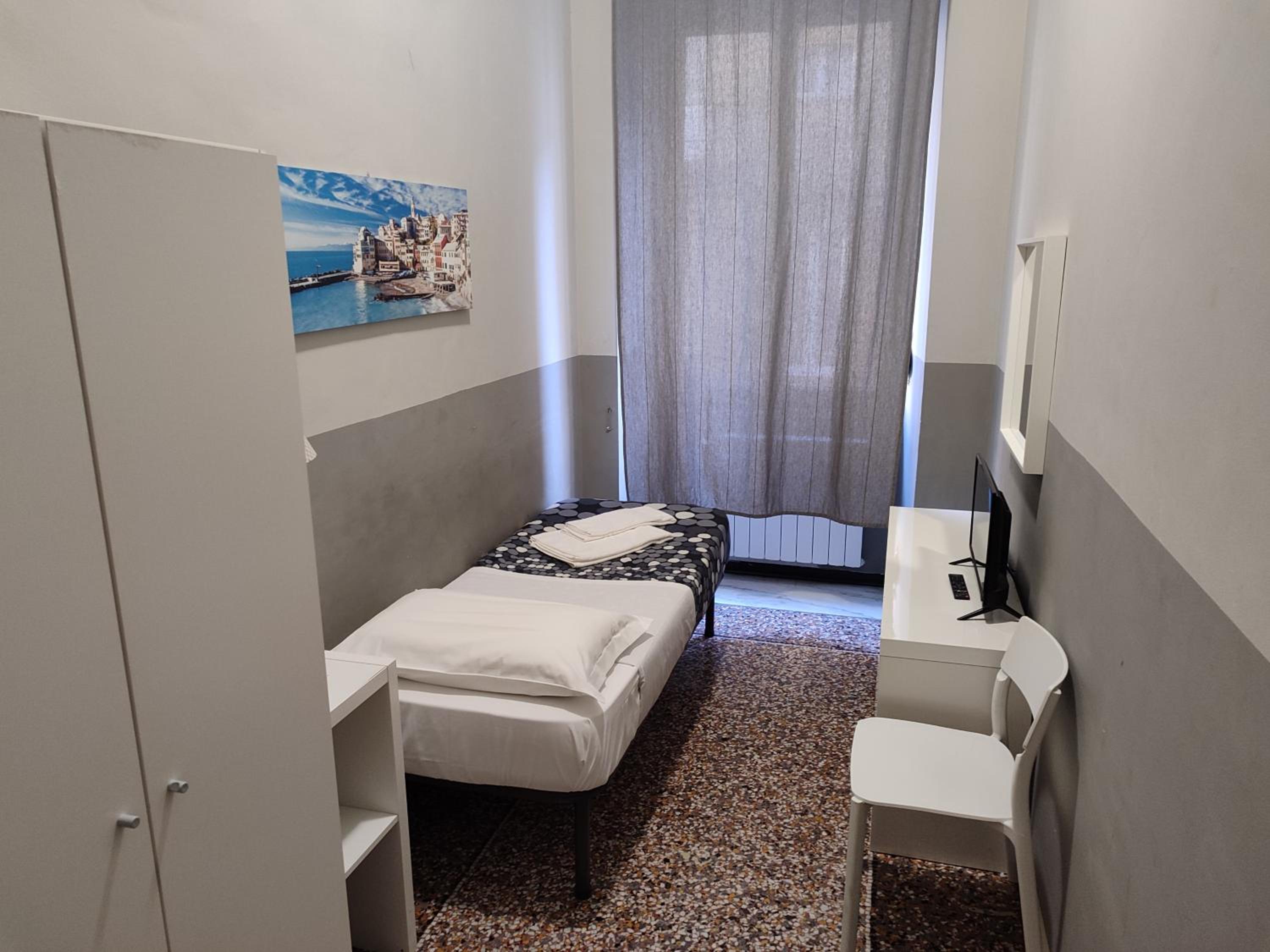 Single Room with Shared Bathroom photo 2