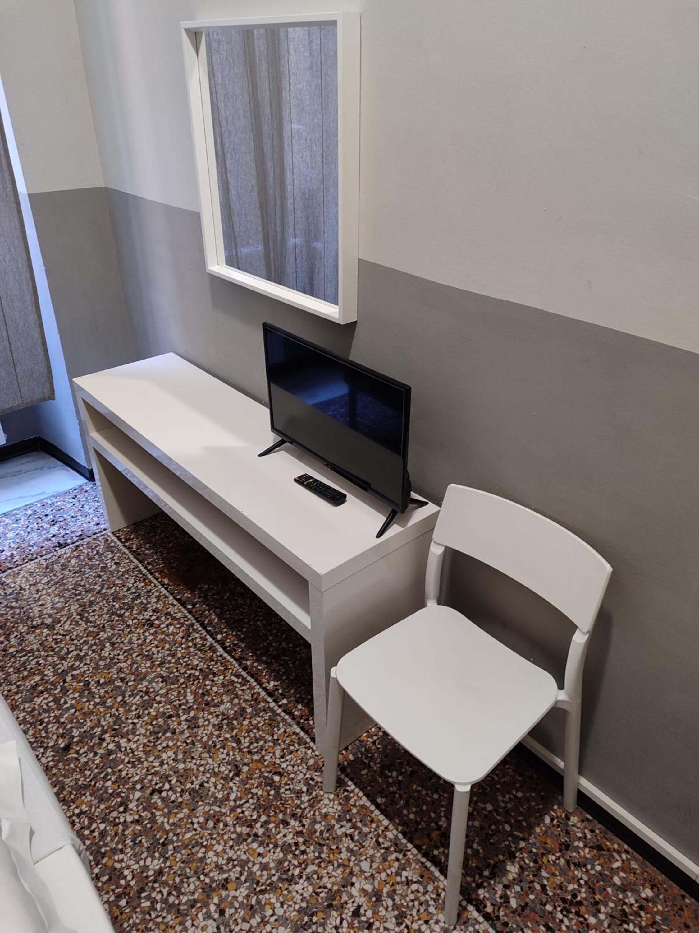 Single Room with Shared Bathroom photo 3