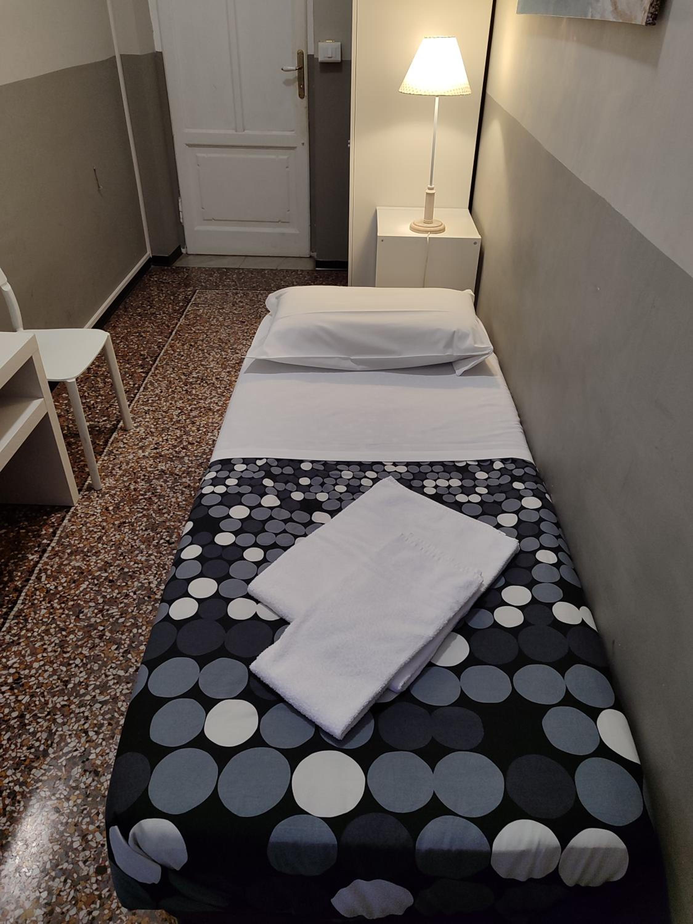 Single Room with Shared Bathroom photo 1