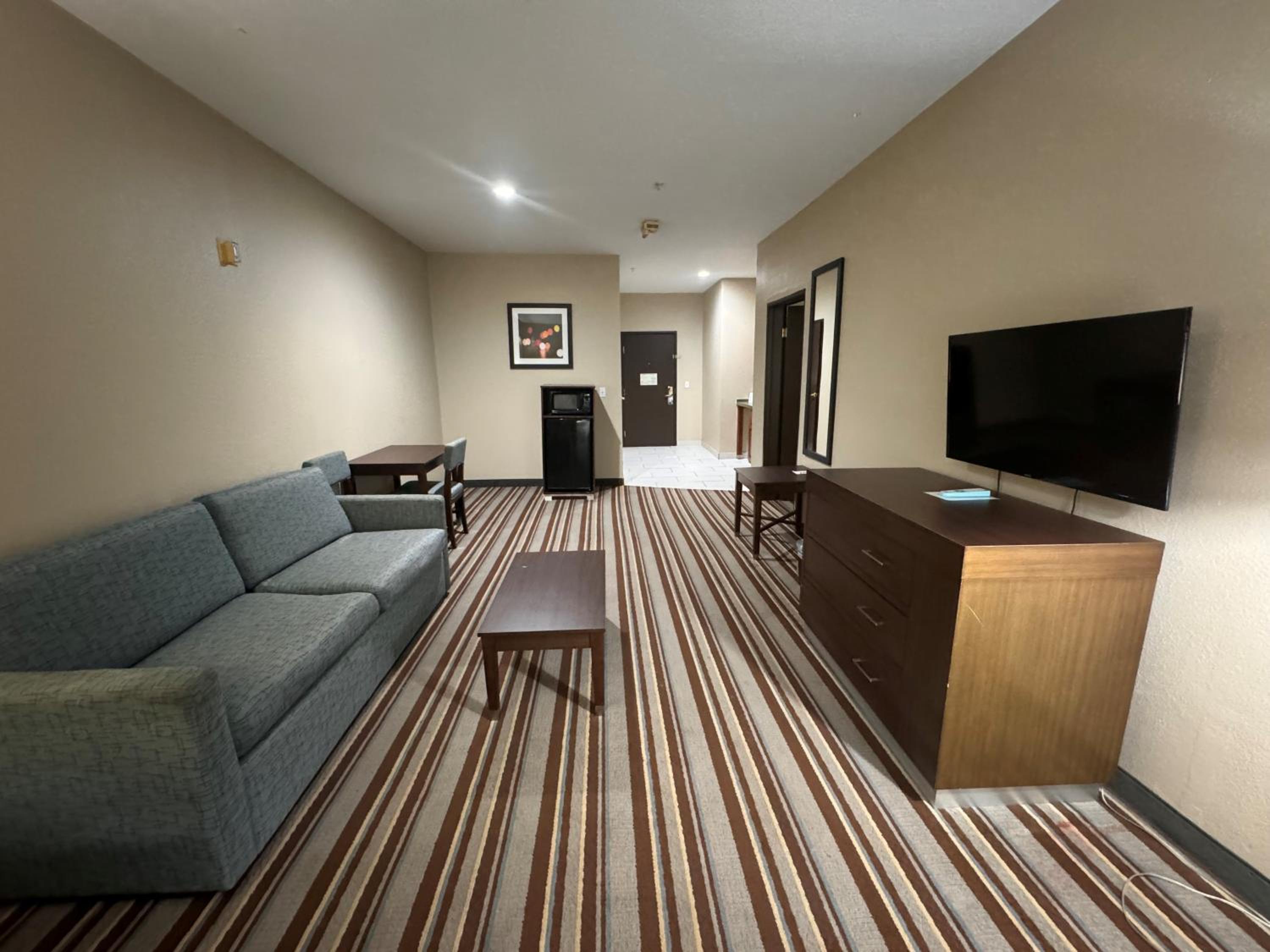 One-Bedroom Deluxe King Room - Non-Smoking
