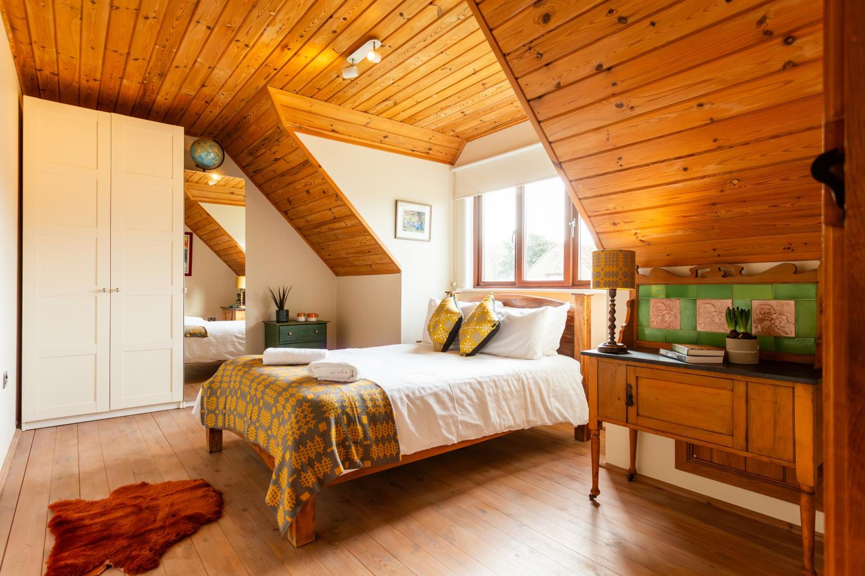 Five-Bedroom House photo 3