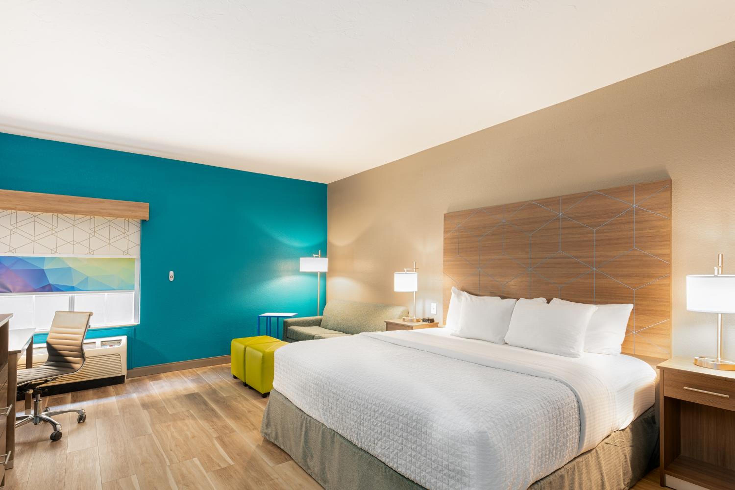 Deluxe King Room - Mobility Access/Non-Smoking - Photo 1