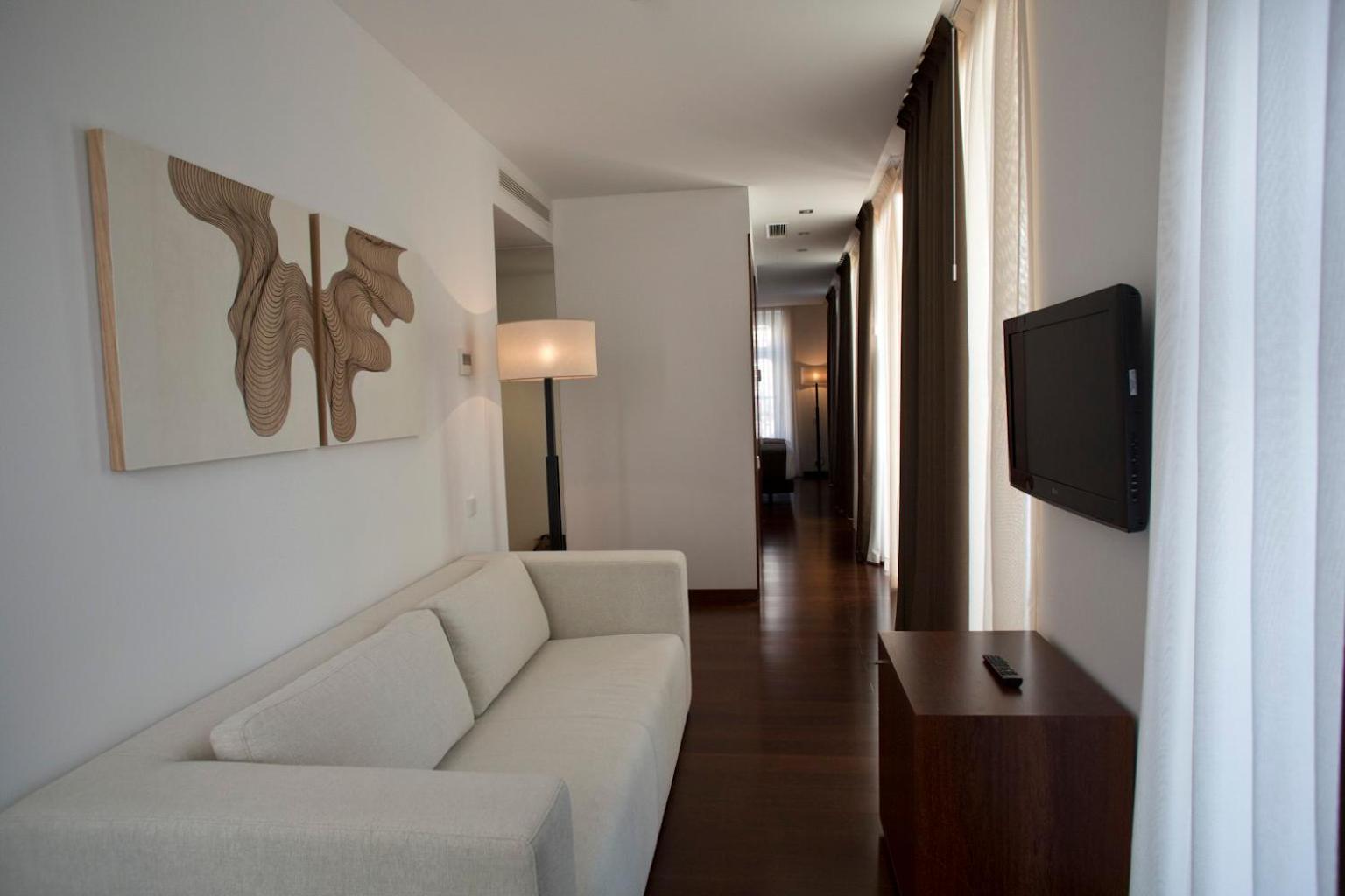 Suite with River View - Photo 3