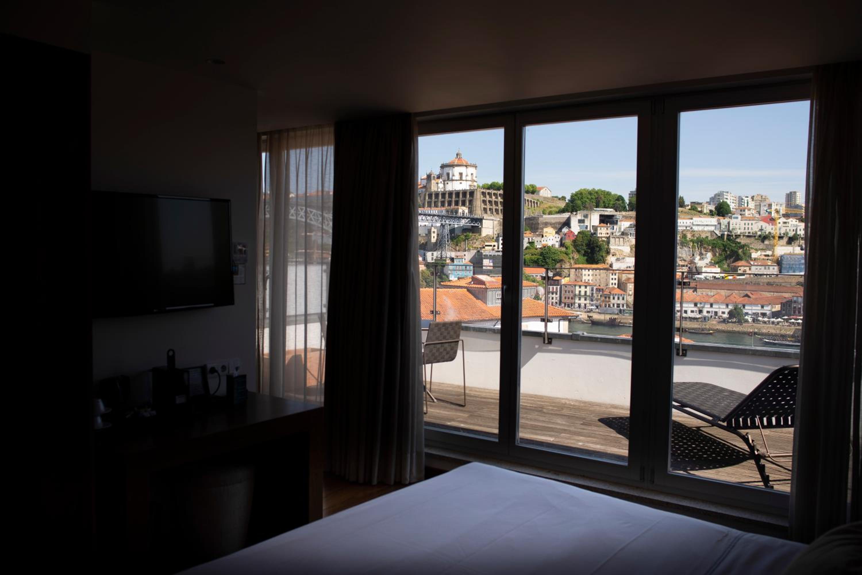 Deluxe Suite with River View and Terrace - Photo 8