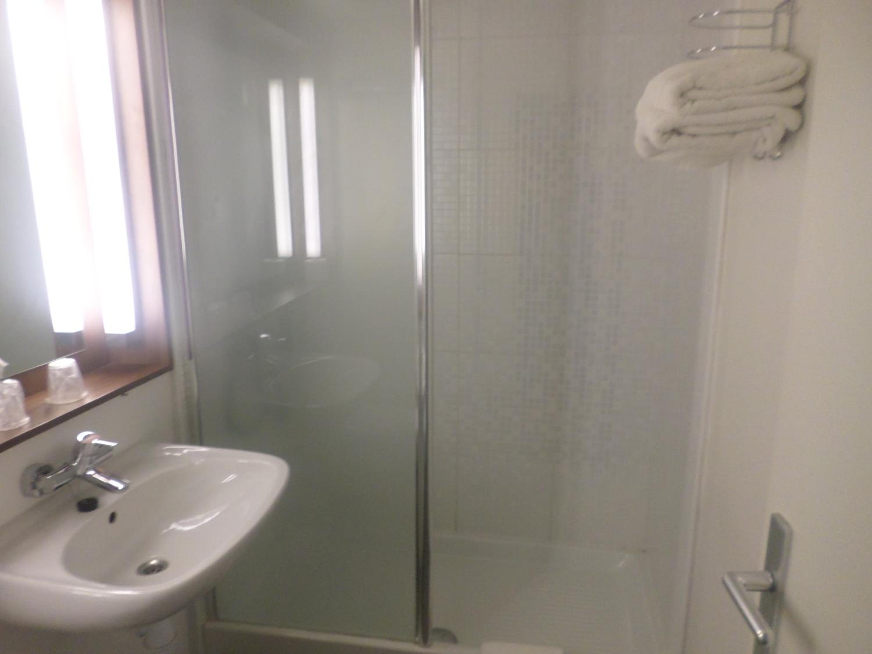Standard Twin Room - Photo 4