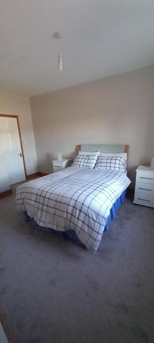 Five-Bedroom House photo 1