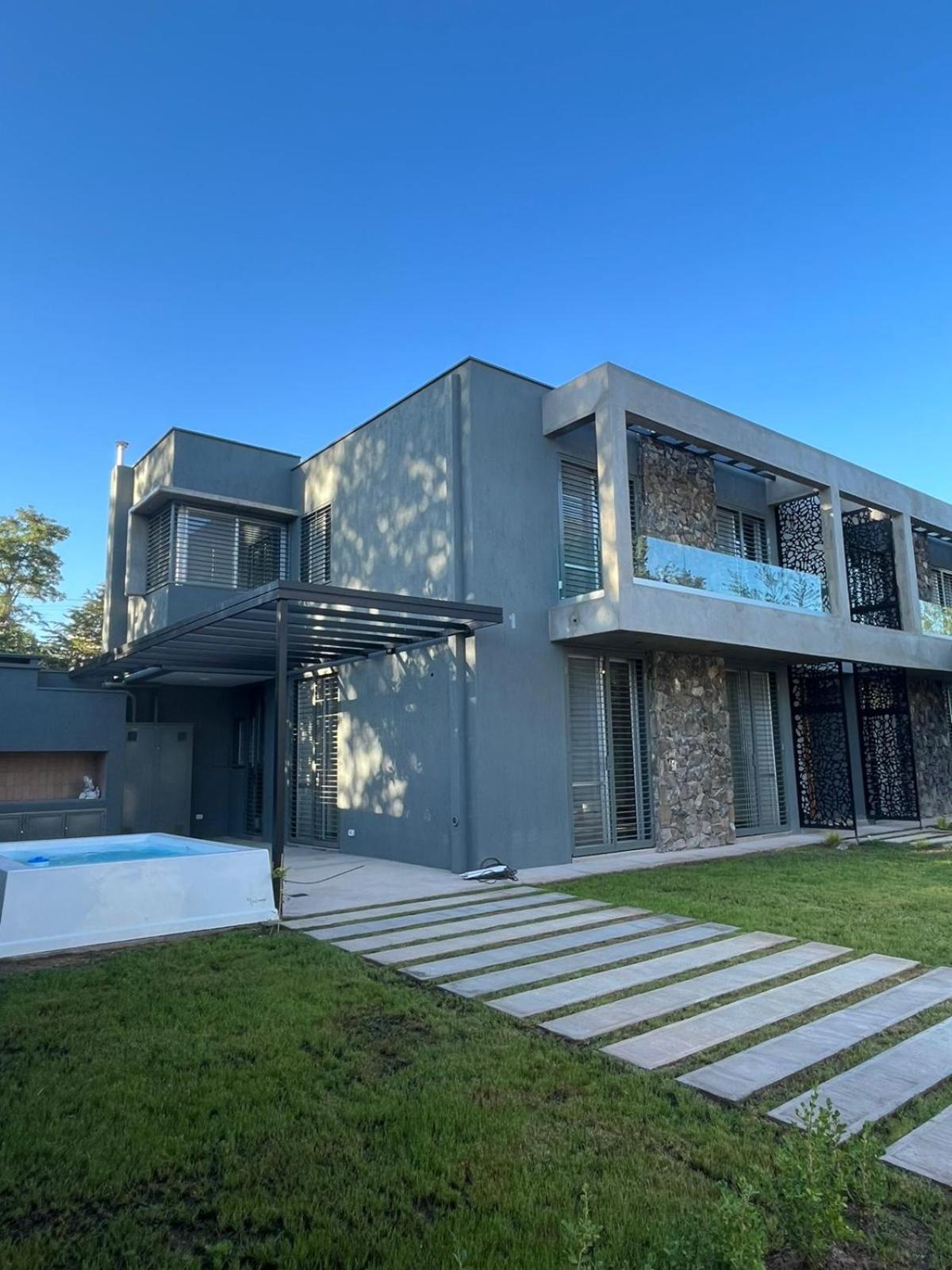 Three-Bedroom House photo 2