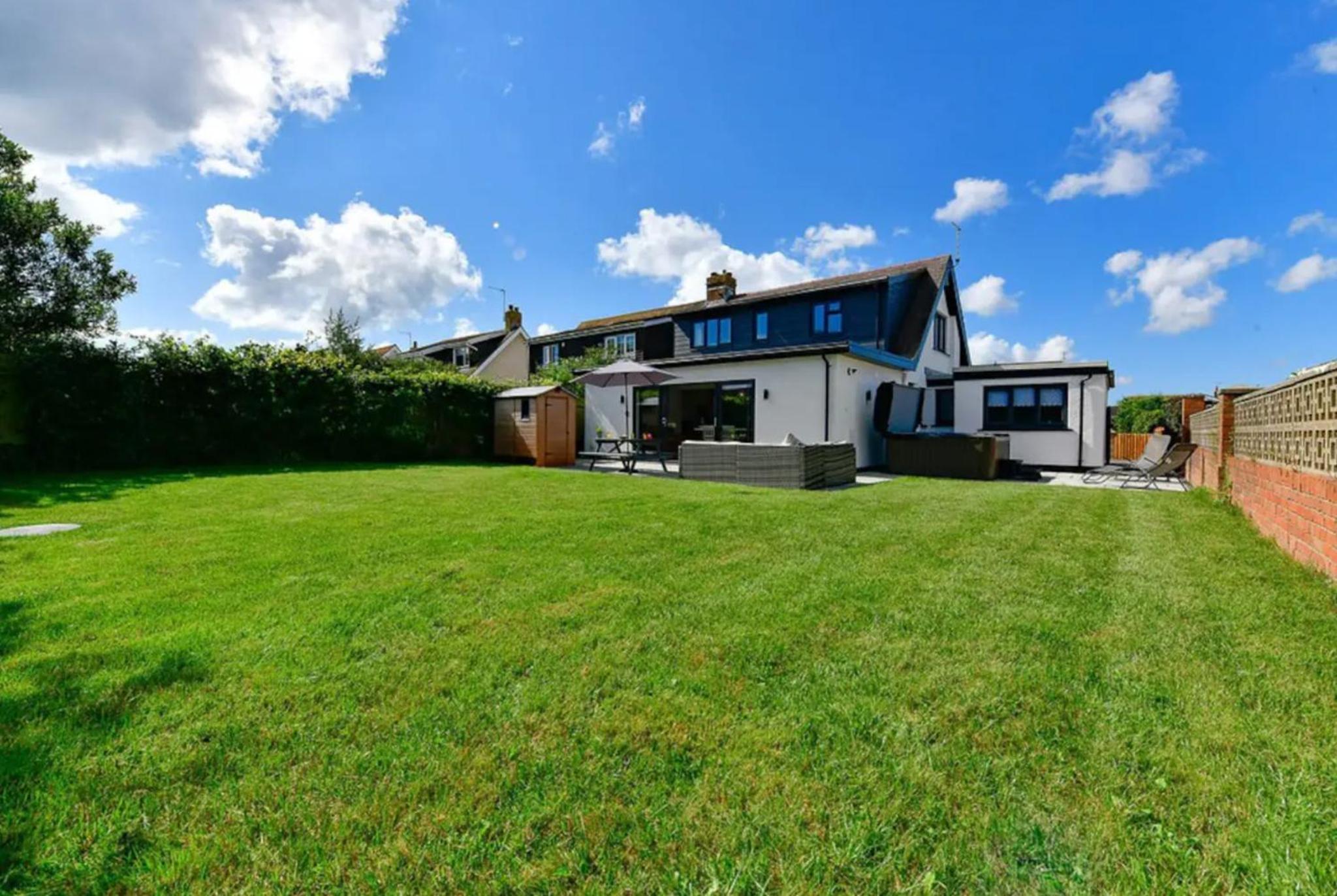 Four-Bedroom House photo 2