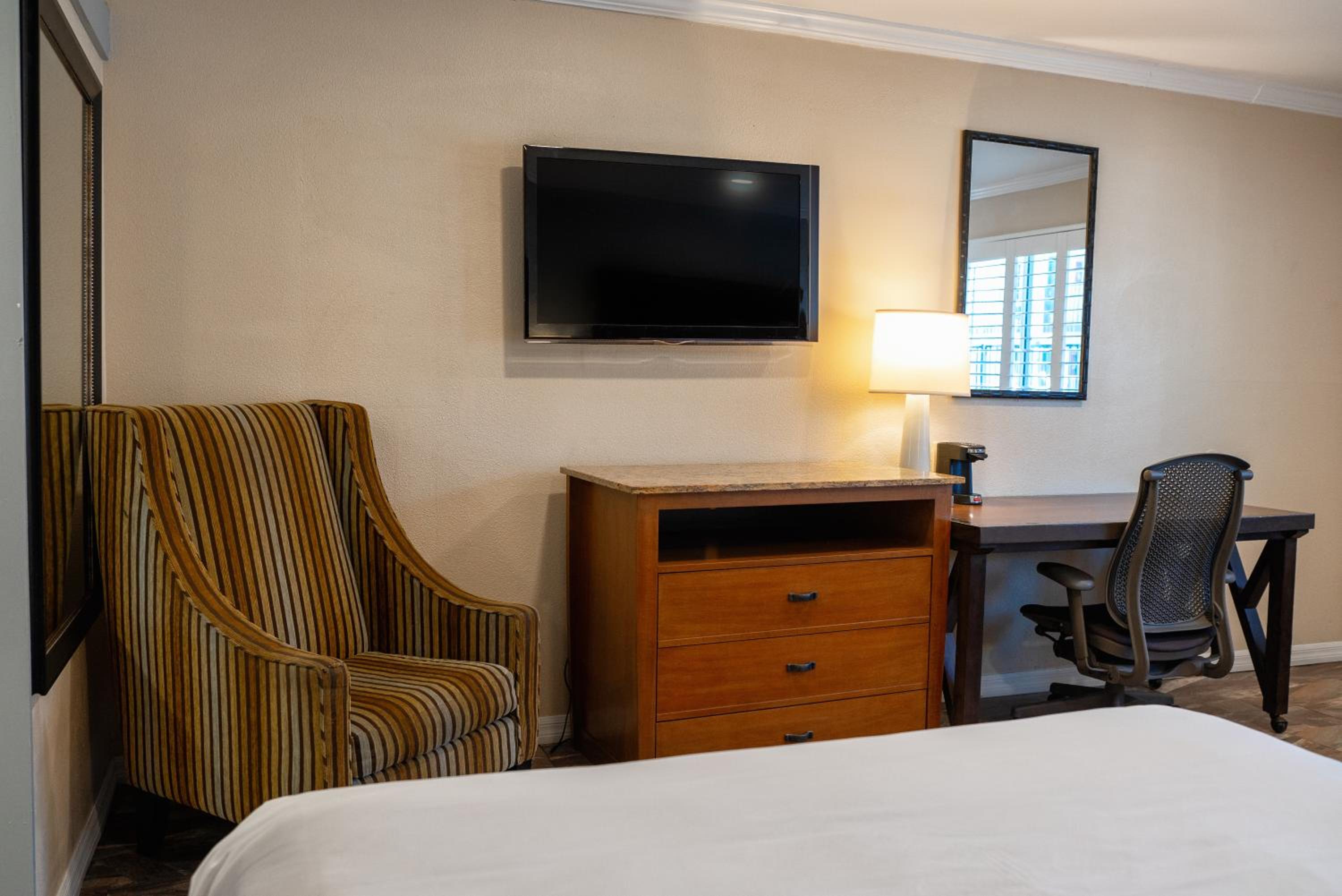 Standard Room, 2 Queen Beds, Non Smoking - Photo 1
