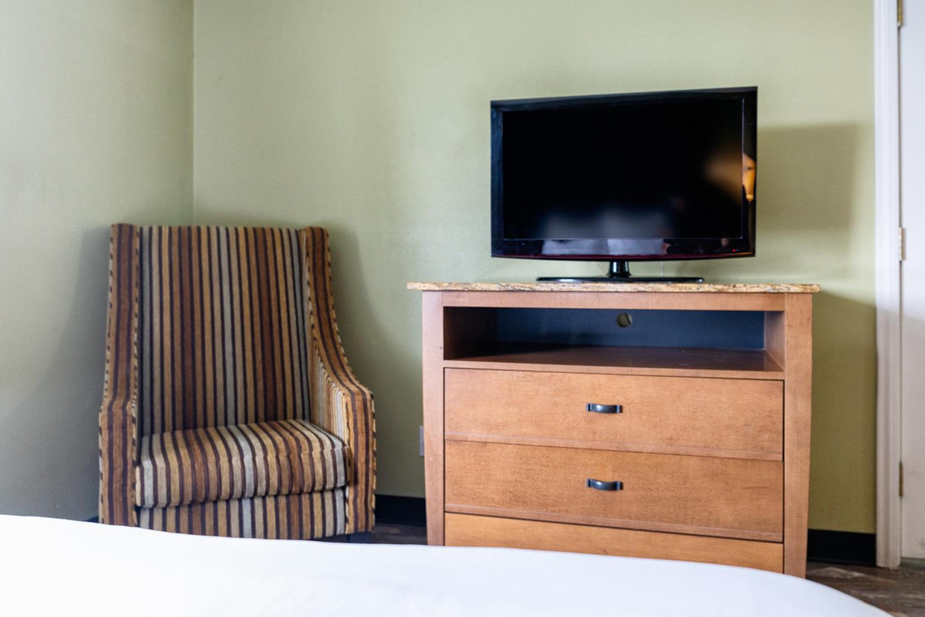 Two Bedroom Suite, 3 Queen Beds with Sofa Bed, 2 Bathrooms, Non Smoking - Photo 1