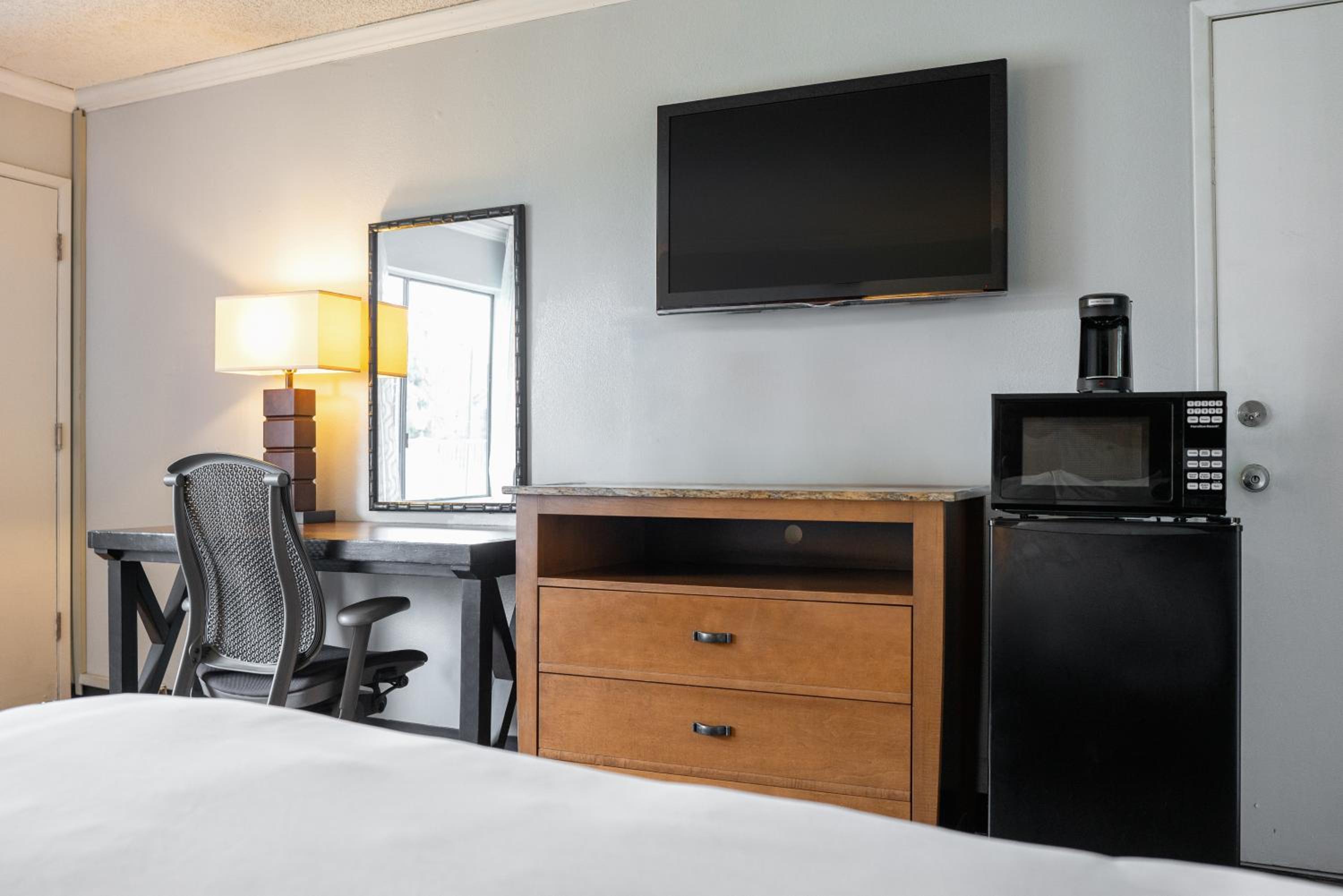 Standard Room, 2 Queen Beds, Accessible, Roll-In Shower, Non Smoking - Photo 1