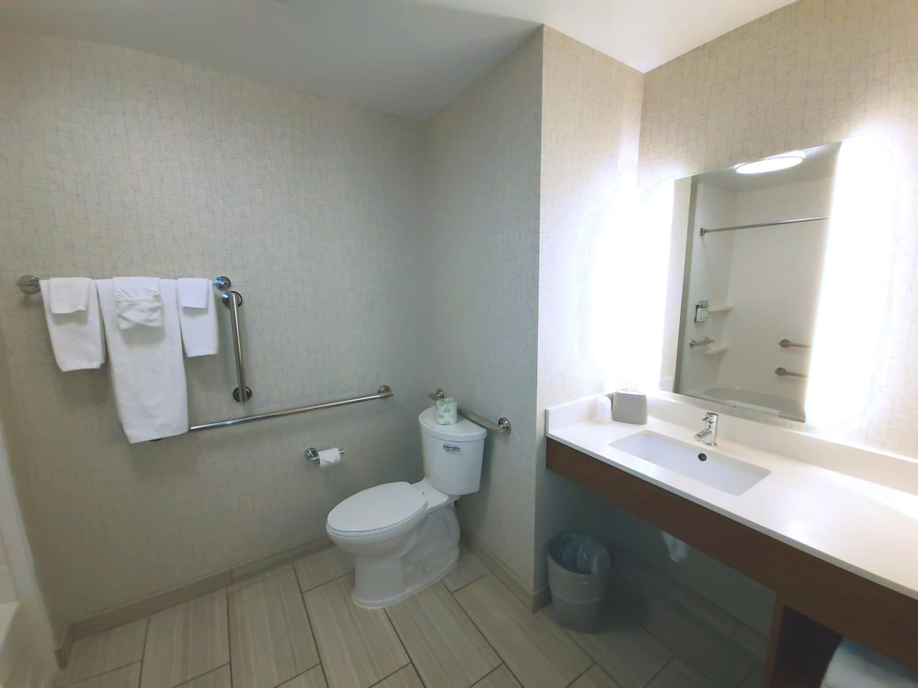 Standard Queen Room with Two Queen Beds and Mobility Accessible Tub