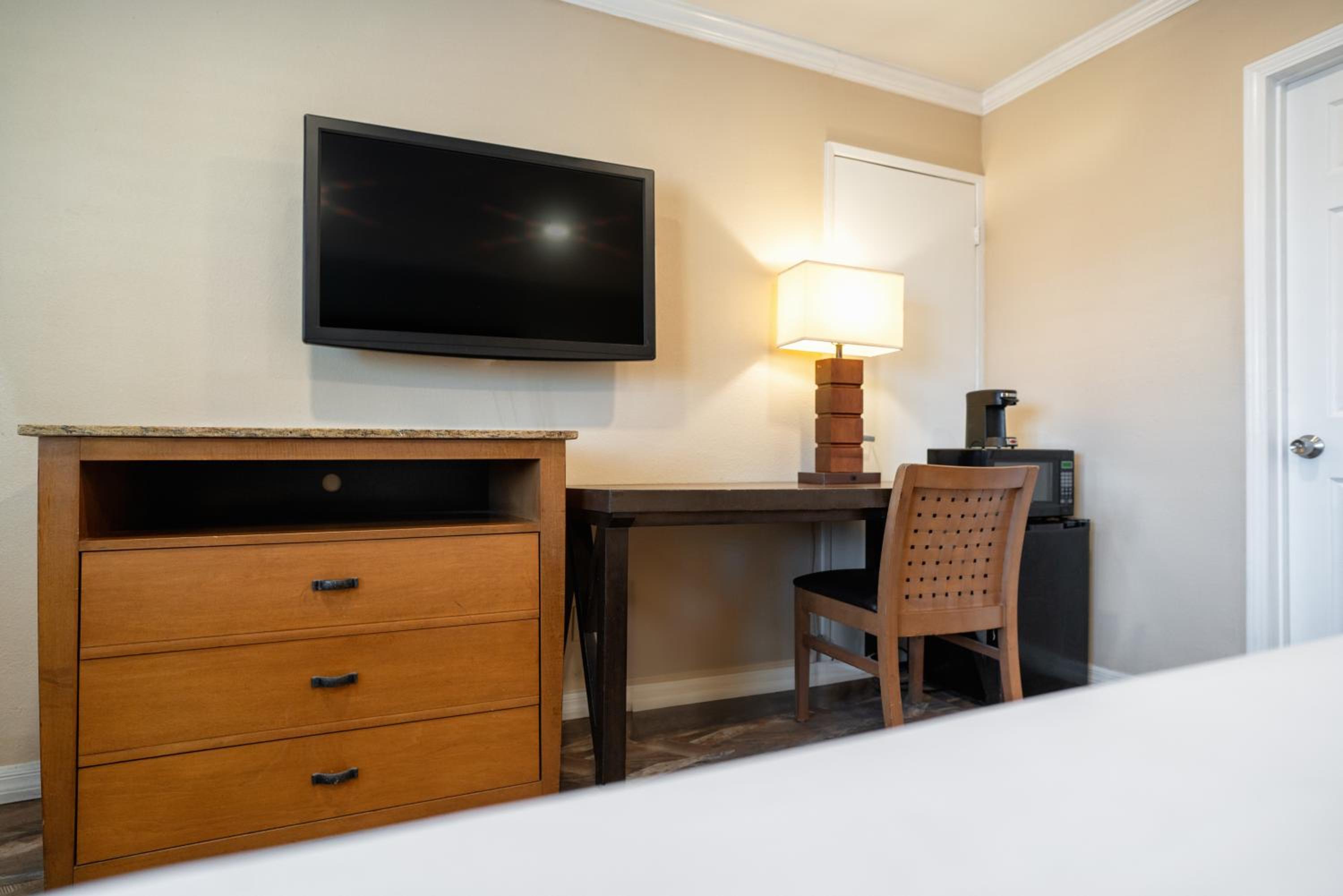 Standard Room, 1 King Bed, Accessible, Roll-In Shower, Non Smoking - Photo 1