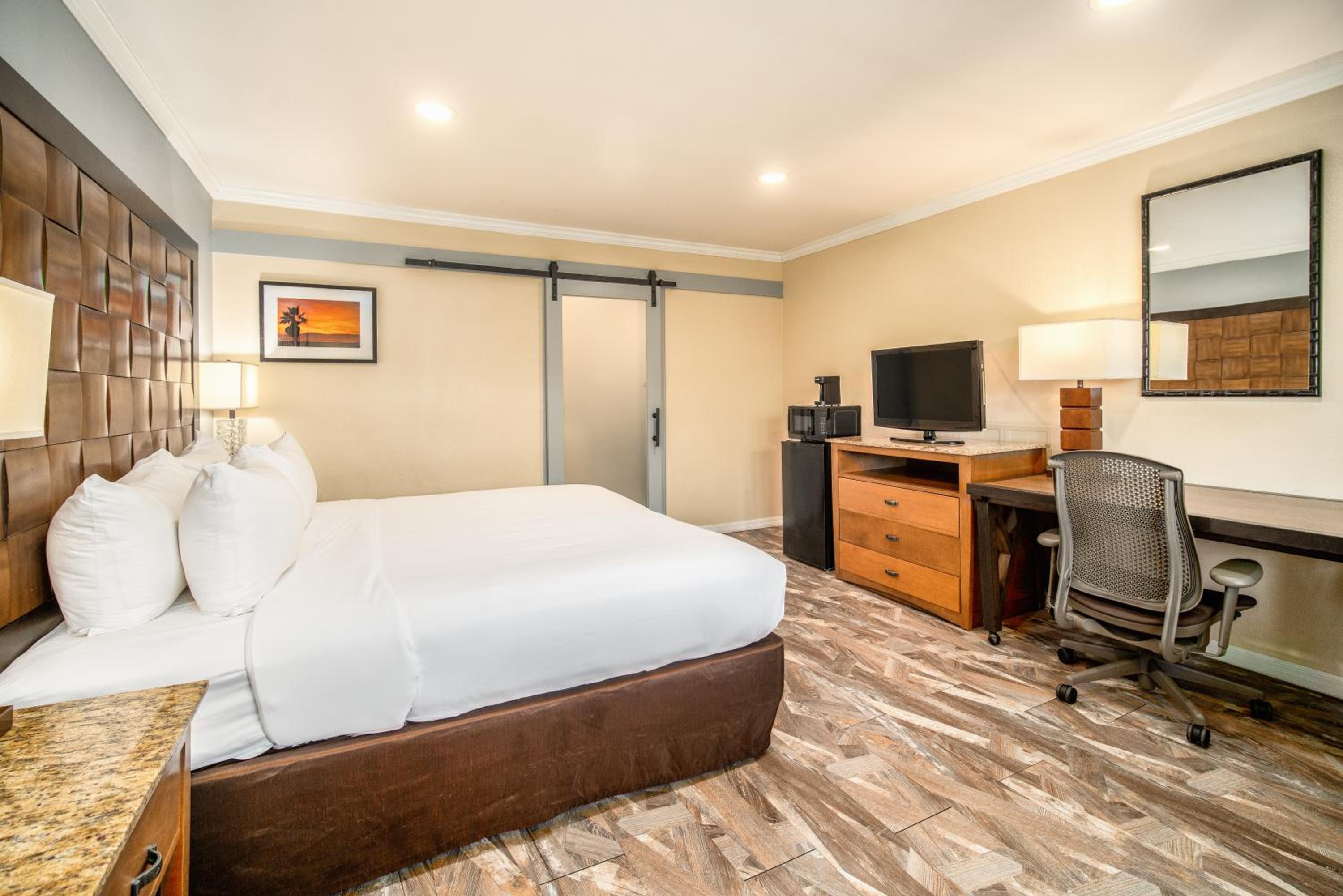 Standard Room, 1 King Bed, Non Smoking - Photo 3