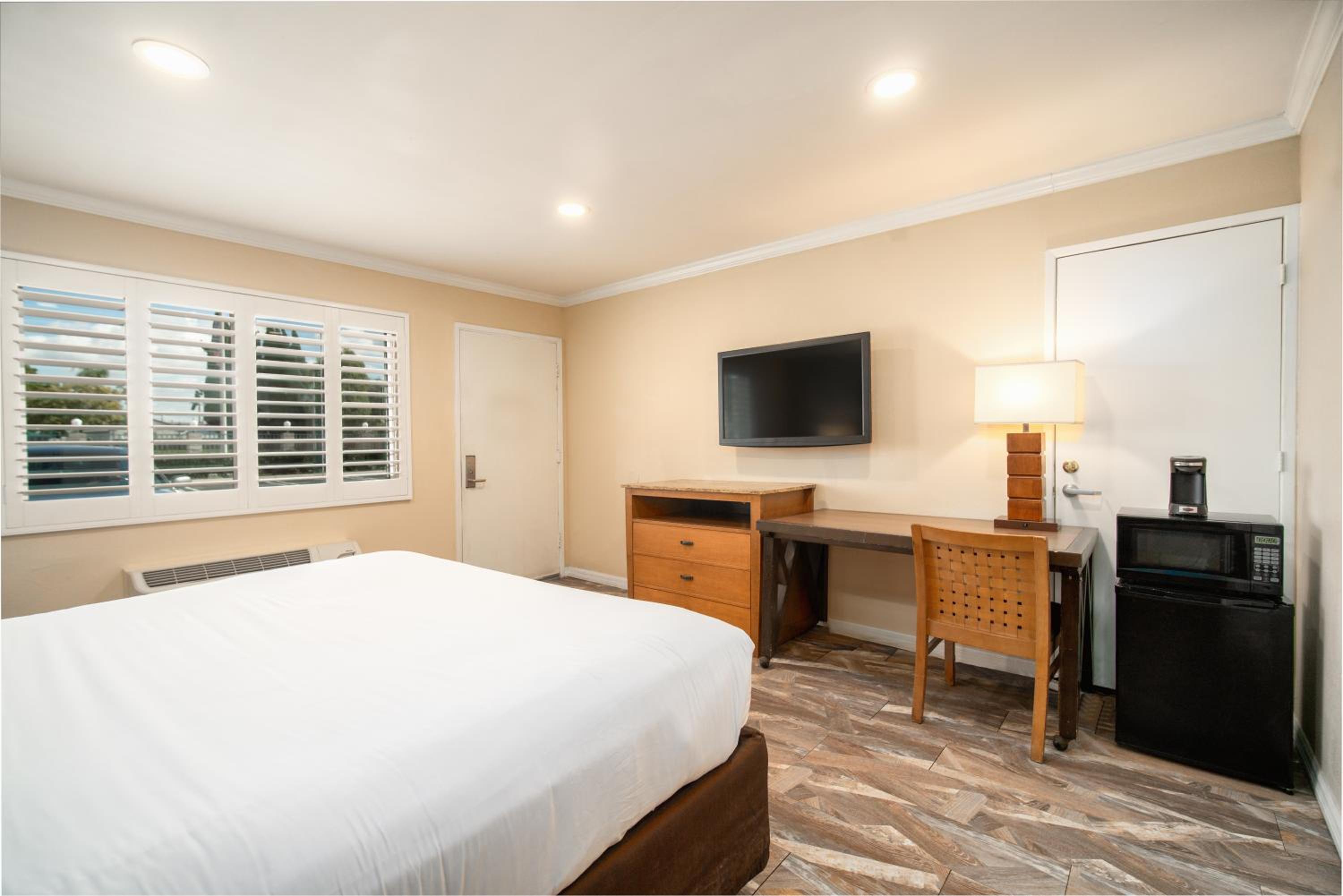 Standard Room, 1 King Bed, Accessible, Roll-In Shower, Non Smoking - Photo 2