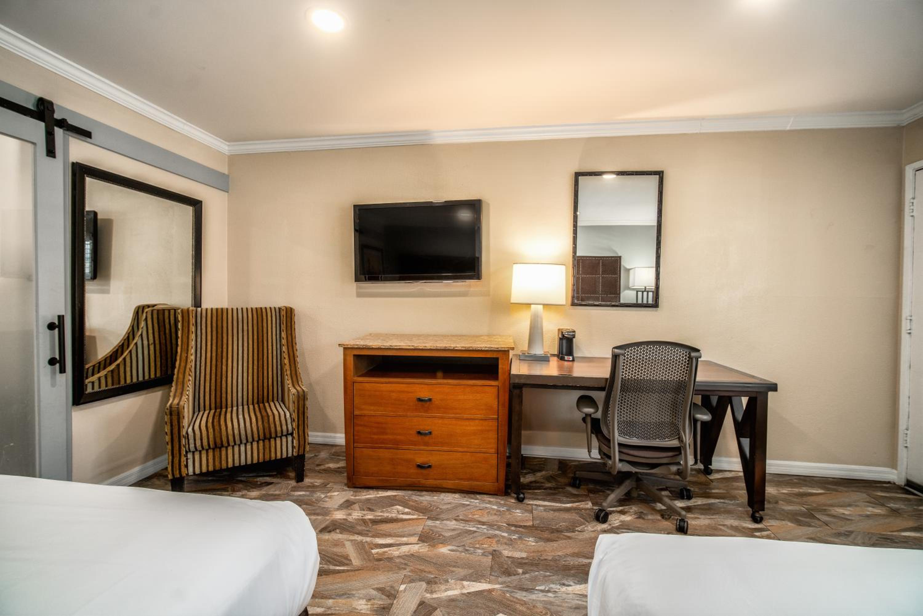 Standard Room, 2 Queen Beds, Non Smoking - Photo 2