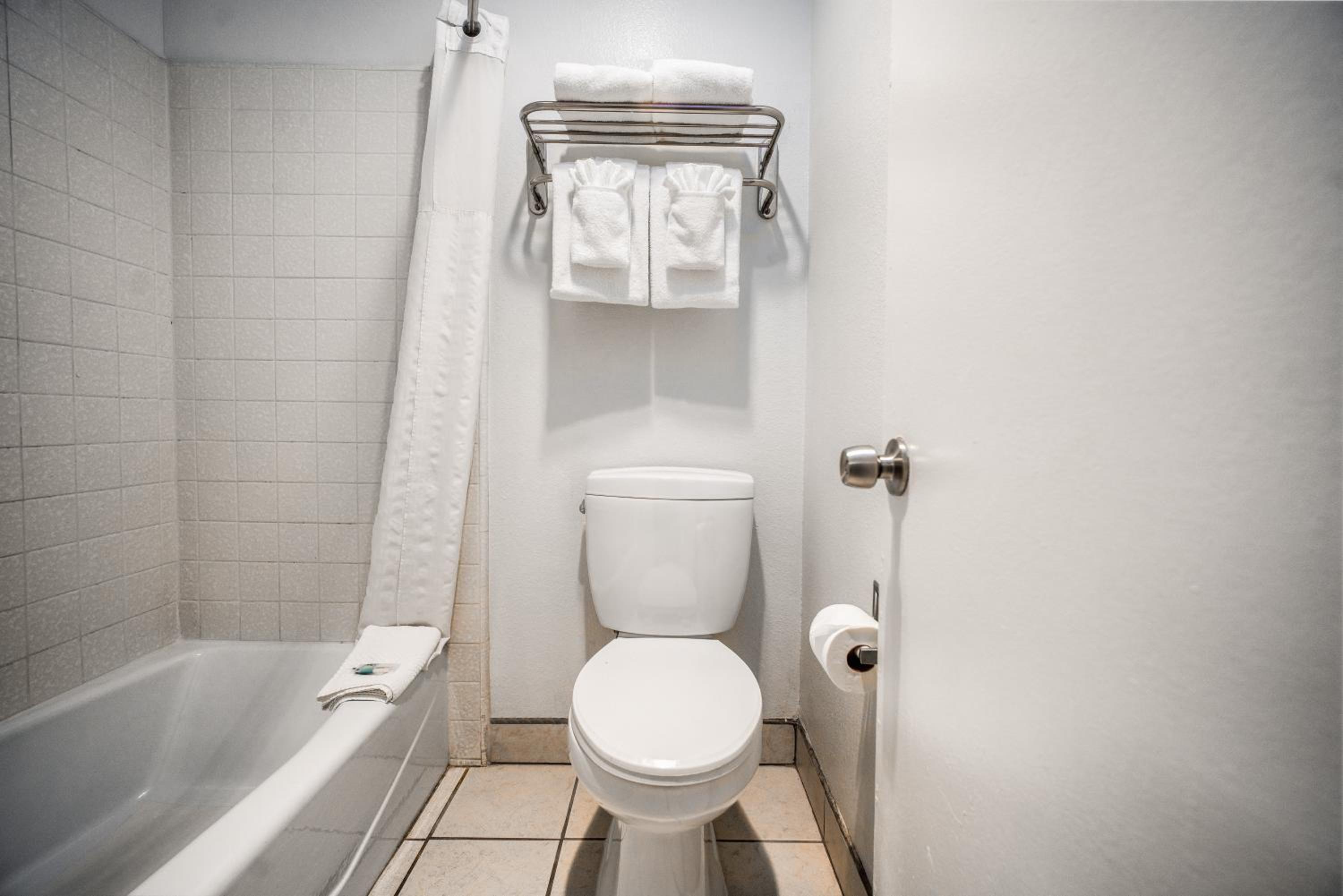 Two Bedroom Suite, 2 Queen Beds with Sofa Bed, 2 Bathrooms, Non Smoking - Photo 2