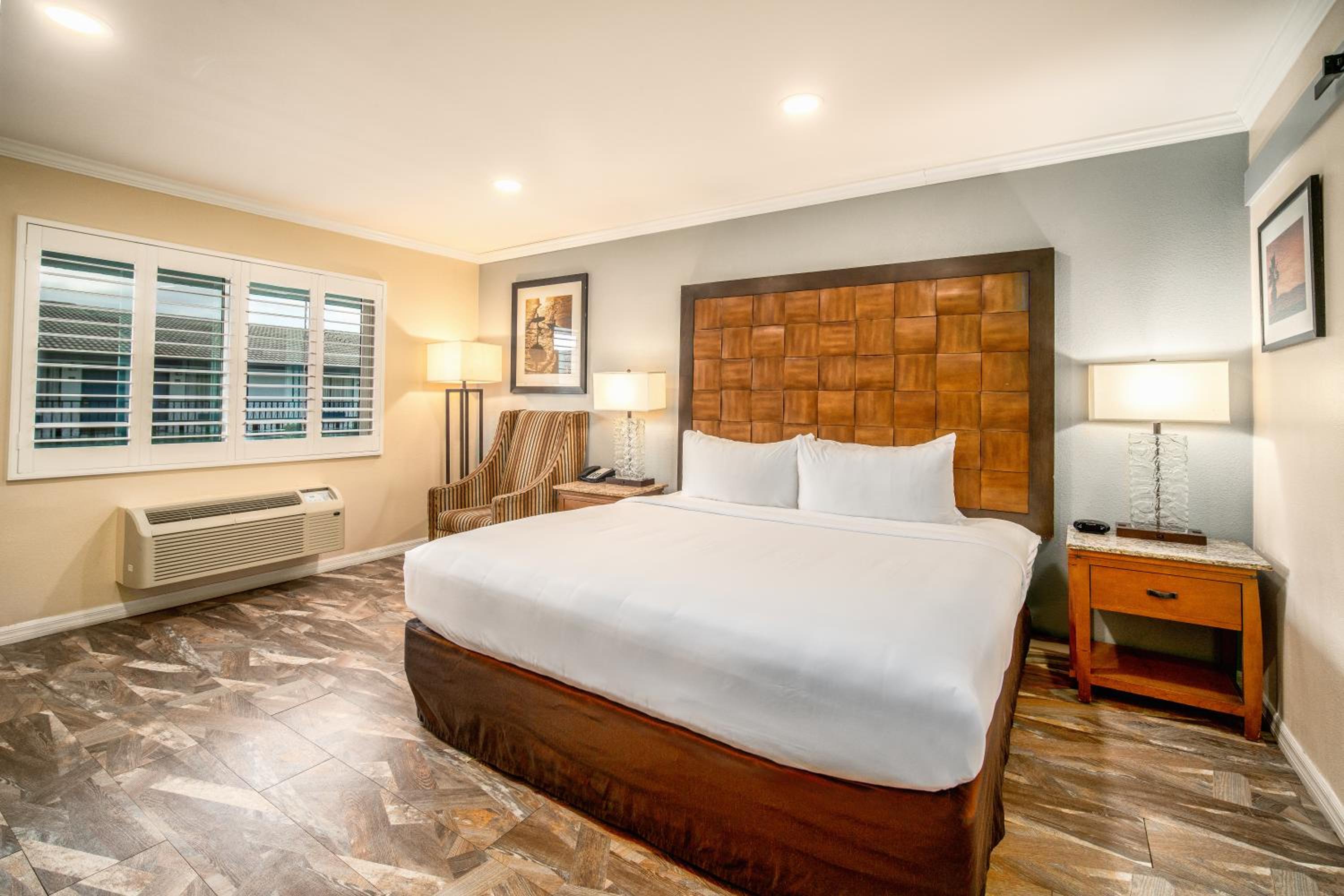 Standard Room, 1 King Bed, Non Smoking - Photo 2