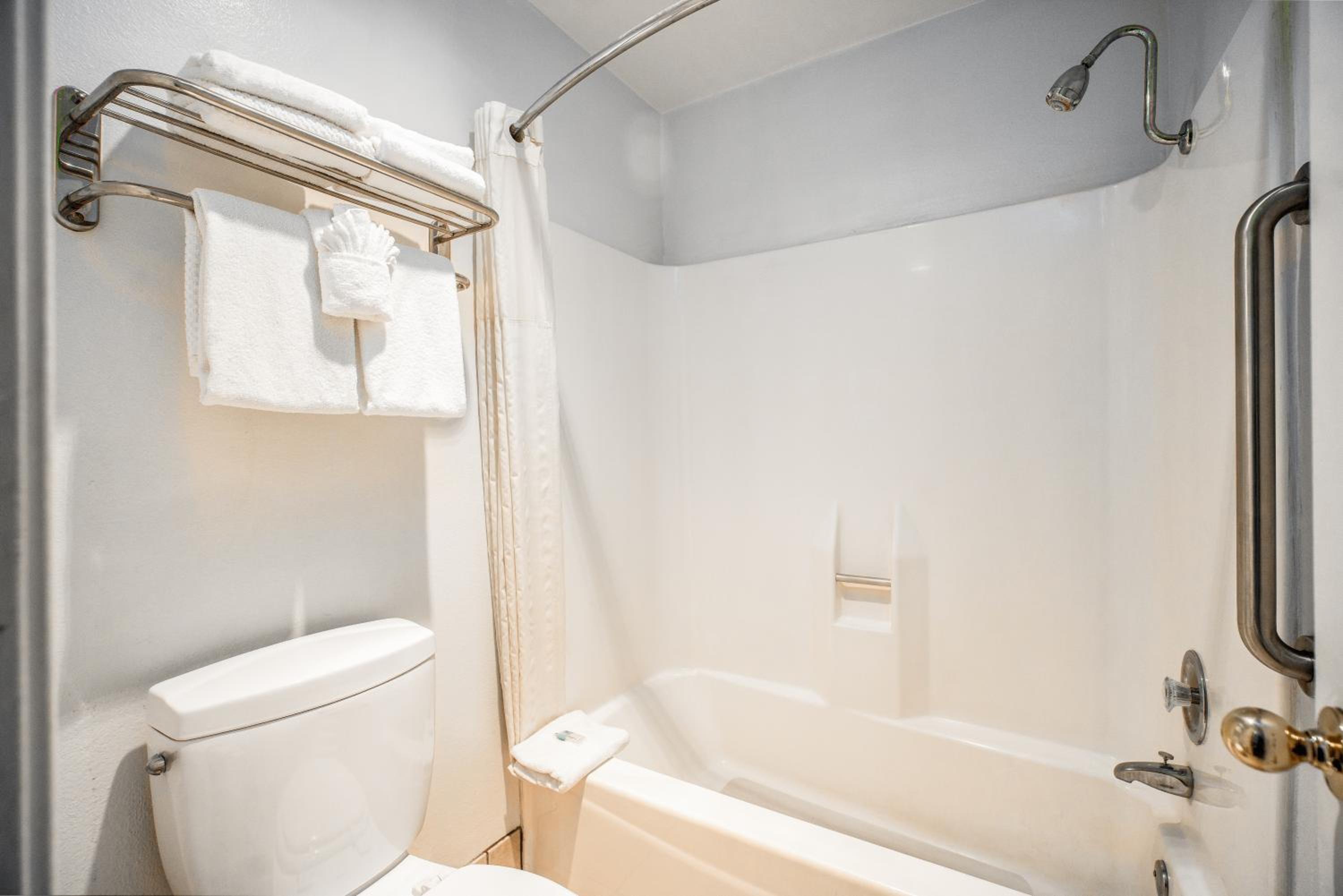 Two Bedroom Suite, 3 Queen Beds with Sofa Bed, 2 Bathrooms, Non Smoking - Photo 2