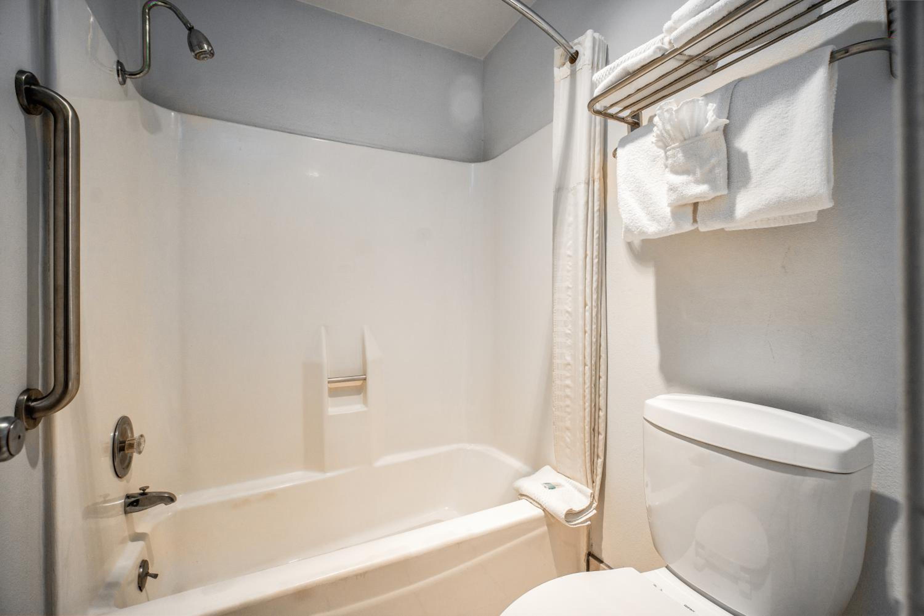 Two Bedroom Suite, 3 Queen Beds with Sofa Bed, 2 Bathrooms, Non Smoking - Photo 6