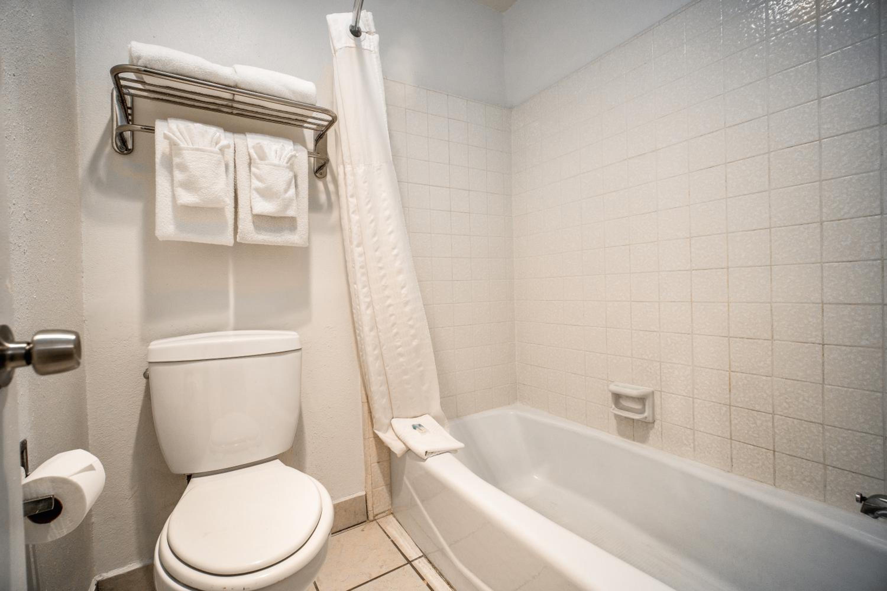 Two Bedroom Suite, 2 Queen Beds with Sofa Bed, 2 Bathrooms, Non Smoking - Photo 7