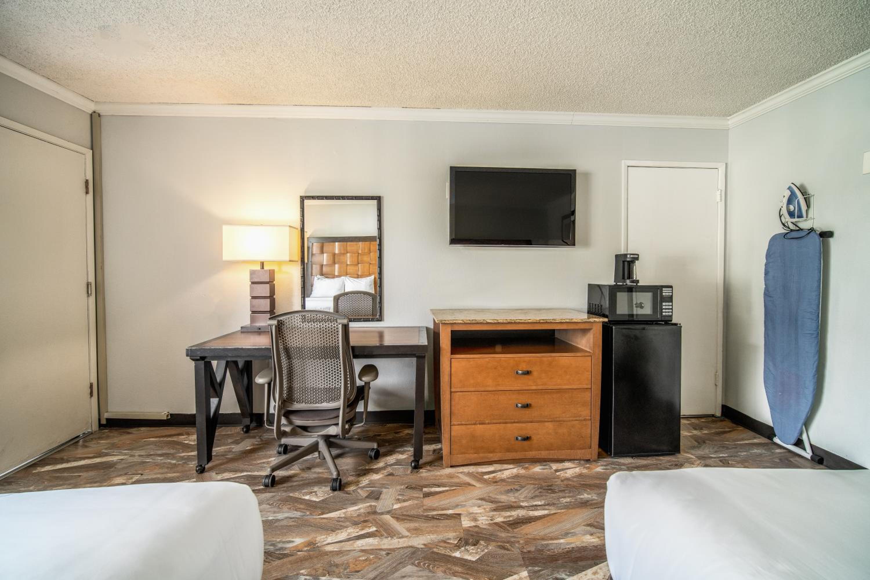 Standard Room, 2 Queen Beds, Accessible, Roll-In Shower, Non Smoking - Photo 4