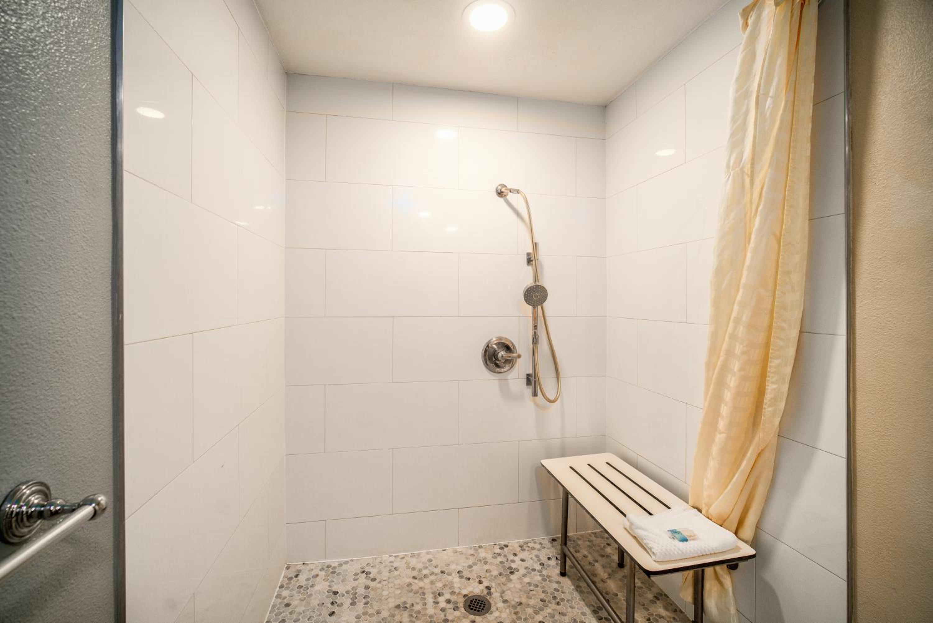 Standard Room, 1 King Bed, Accessible, Roll-In Shower, Non Smoking - Photo 4
