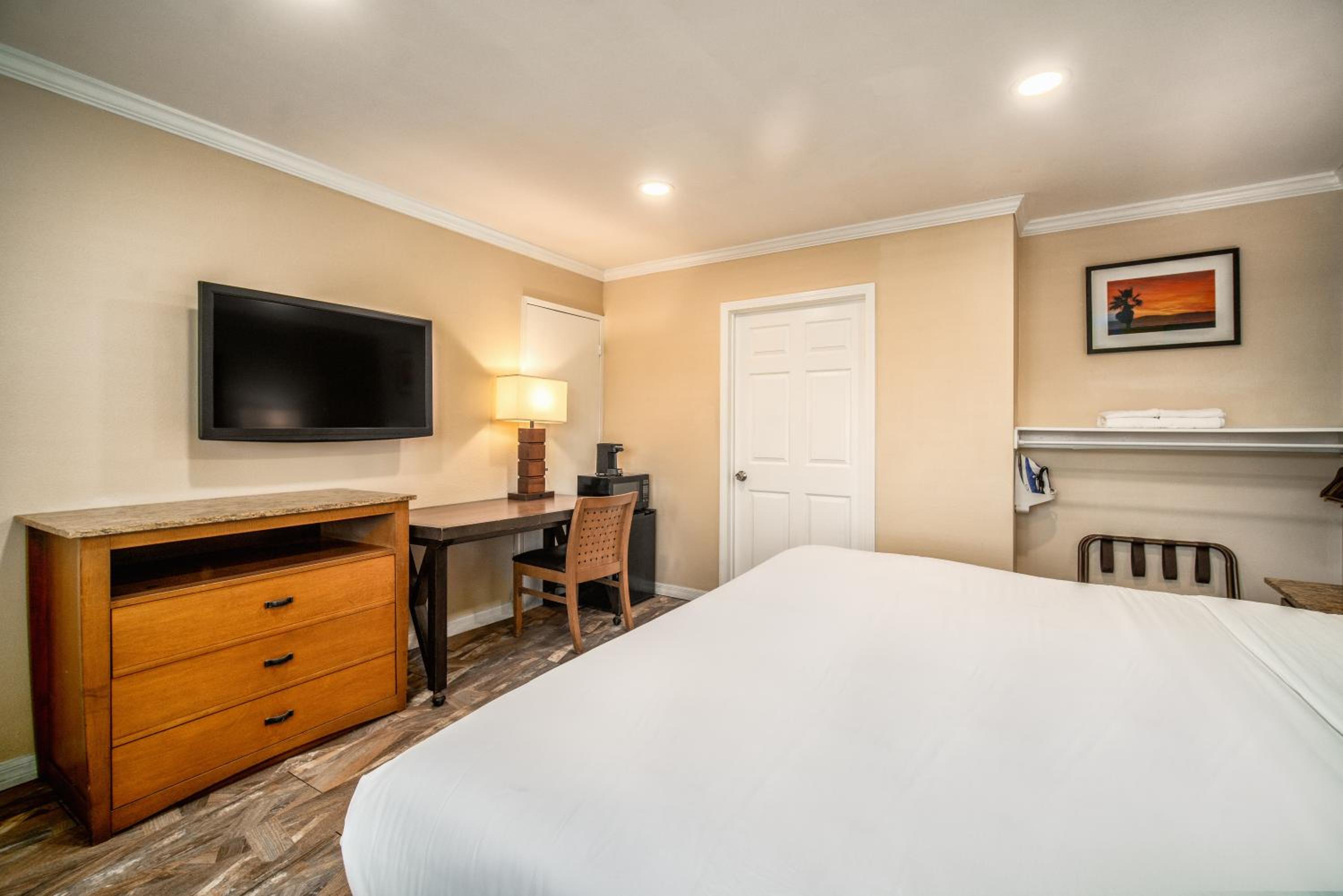 Standard Room, 1 King Bed, Accessible, Roll-In Shower, Non Smoking - Photo 3