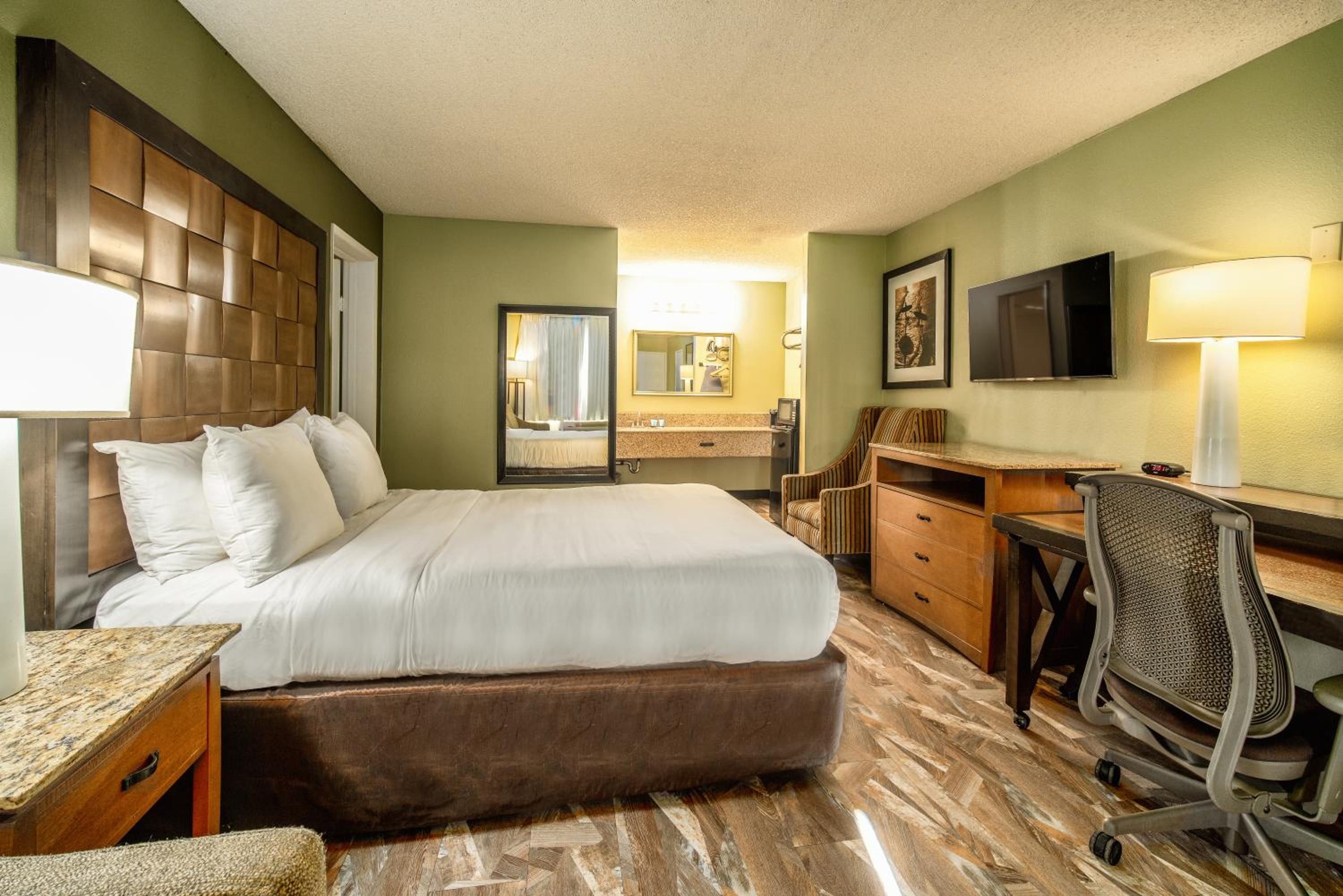 Two Bedroom Suite, 2 Queen Beds with Sofa Bed, 2 Bathrooms, Non Smoking - Photo 6