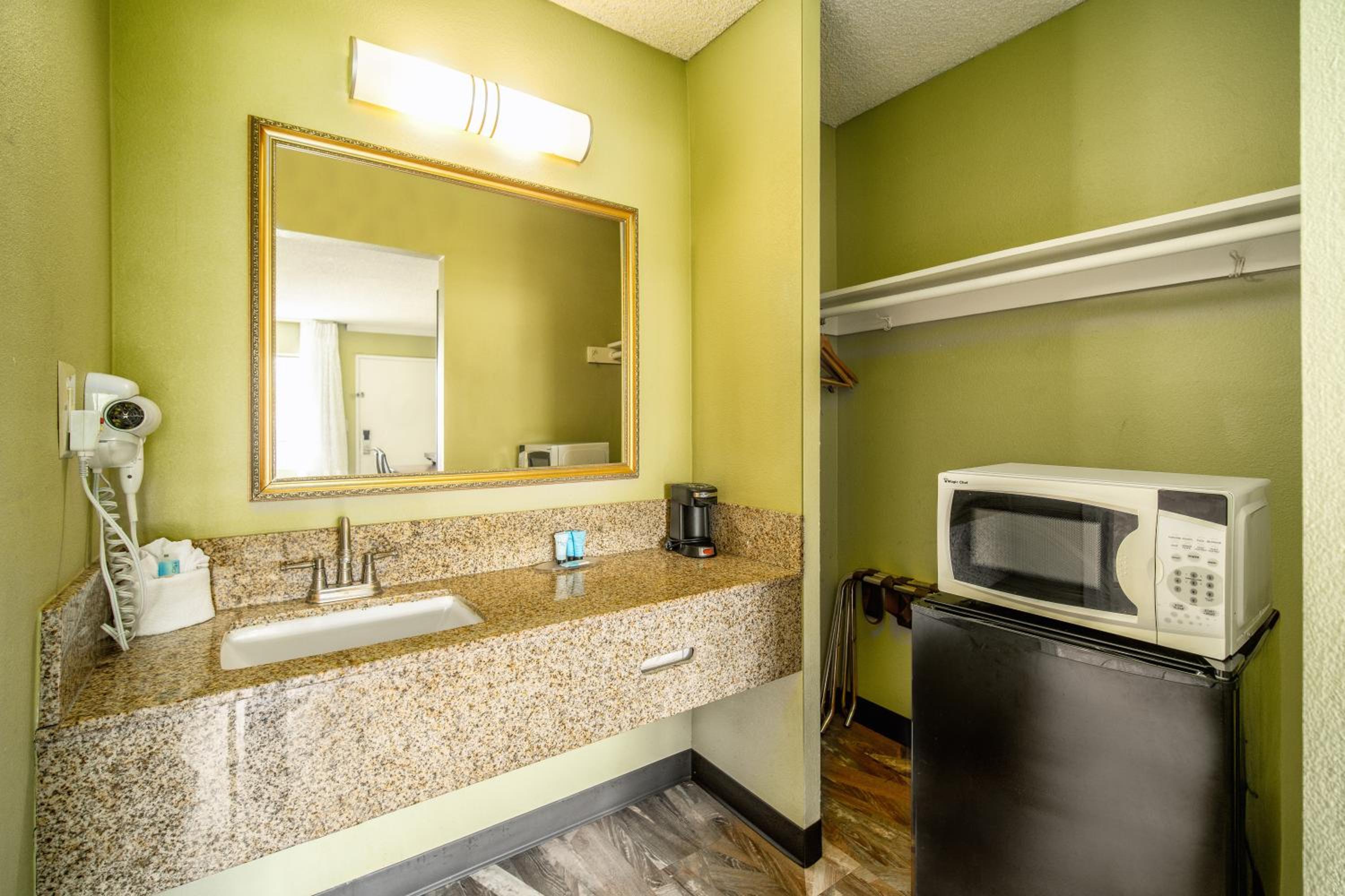 Two Bedroom Suite, 3 Queen Beds with Sofa Bed, 2 Bathrooms, Non Smoking - Photo 5