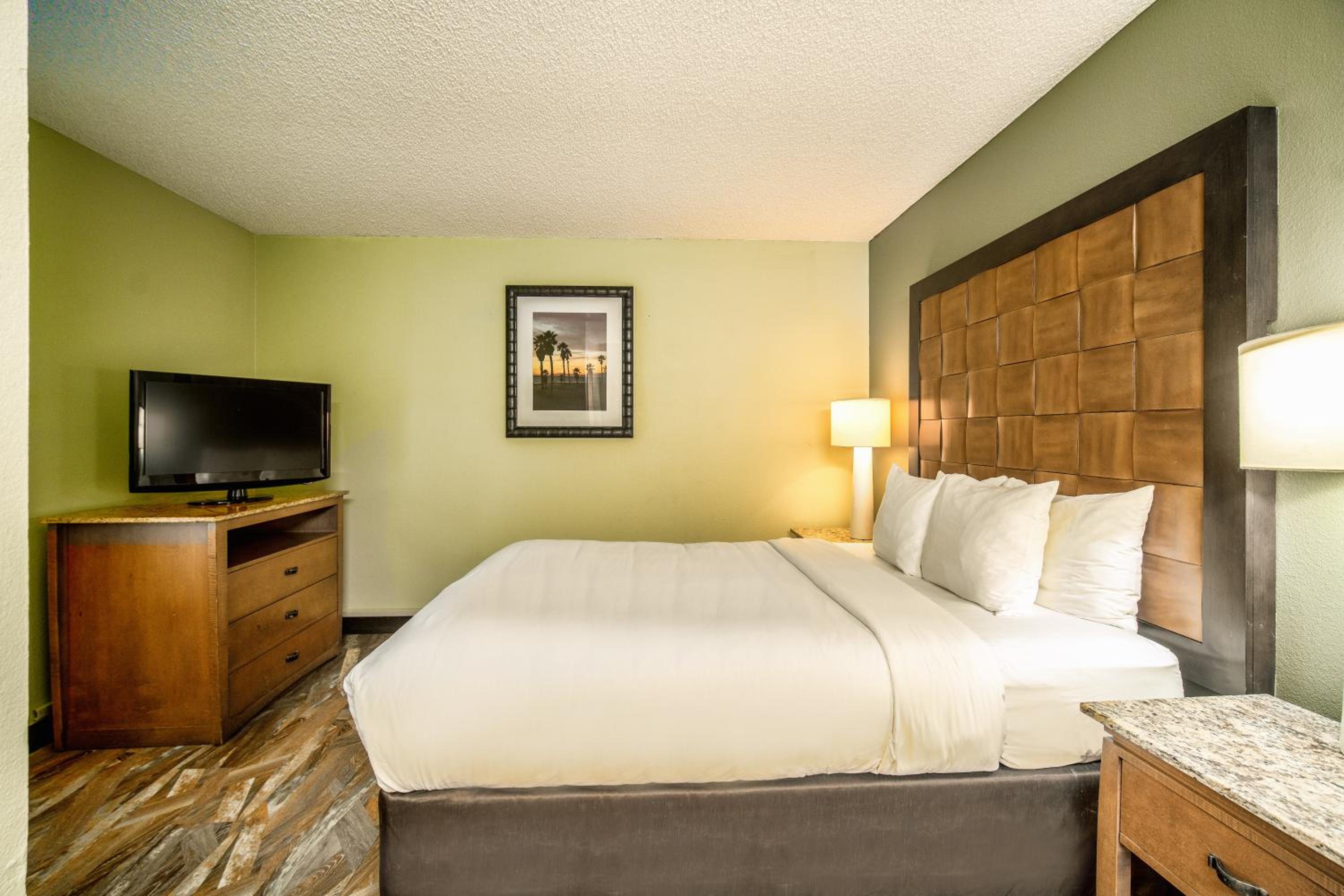 Two Bedroom Suite, 2 Queen Beds with Sofa Bed, 2 Bathrooms, Non Smoking - Photo 5