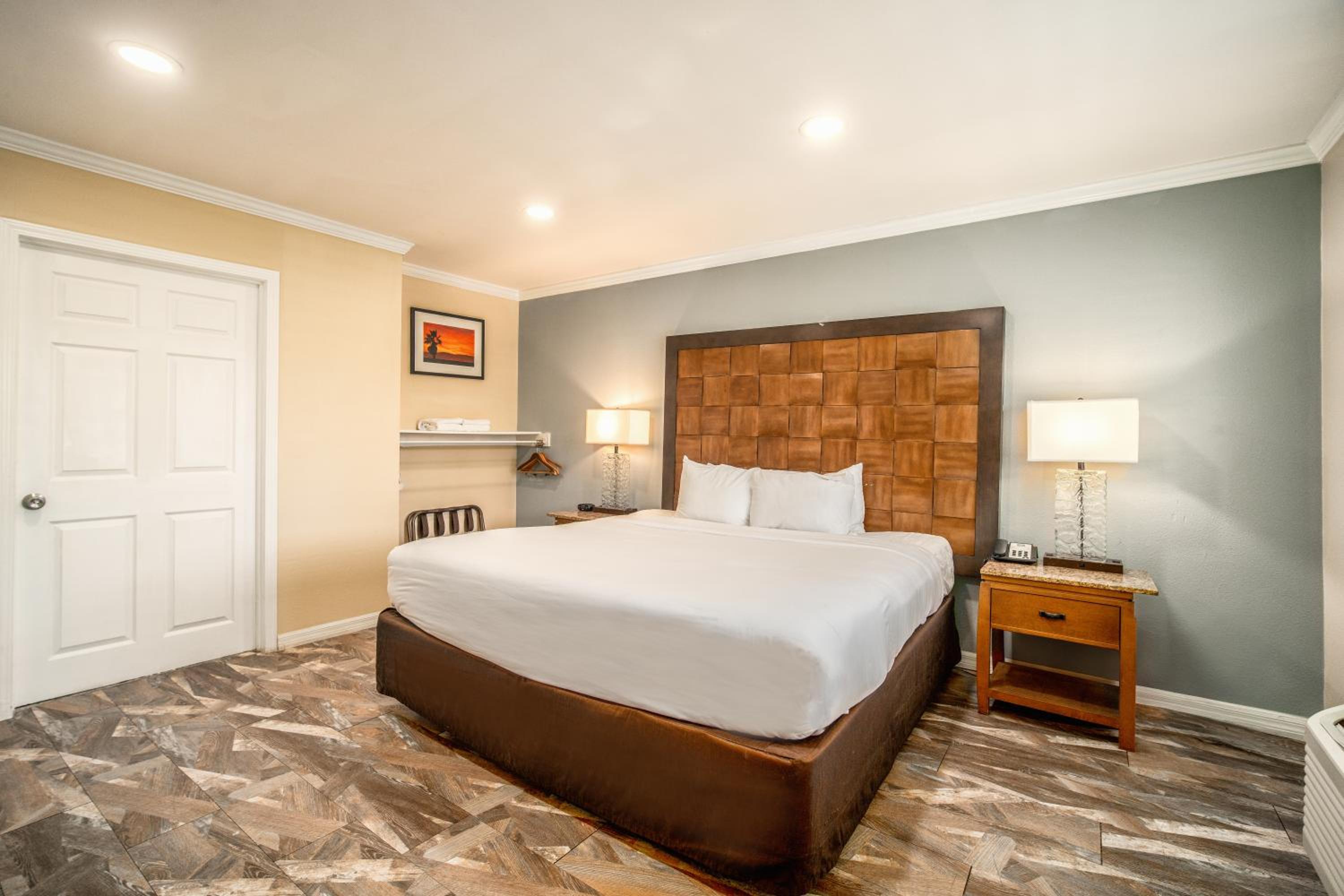 Standard Room, 1 King Bed, Accessible, Roll-In Shower, Non Smoking - Photo 6