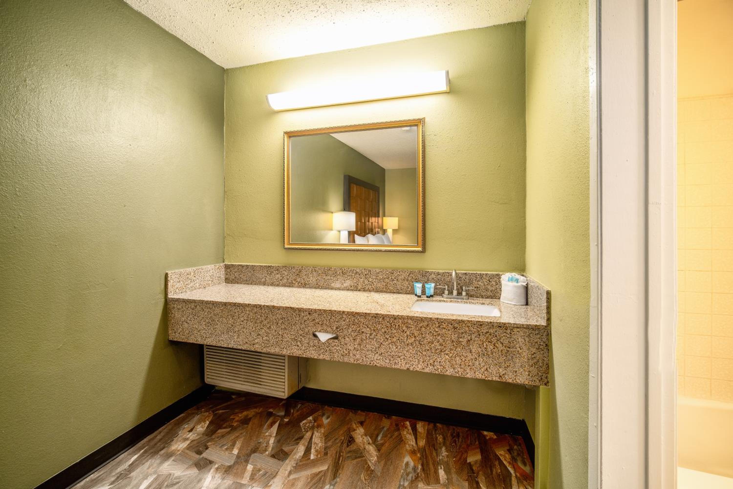 Two Bedroom Suite, 2 Queen Beds with Sofa Bed, 2 Bathrooms, Non Smoking - Photo 4