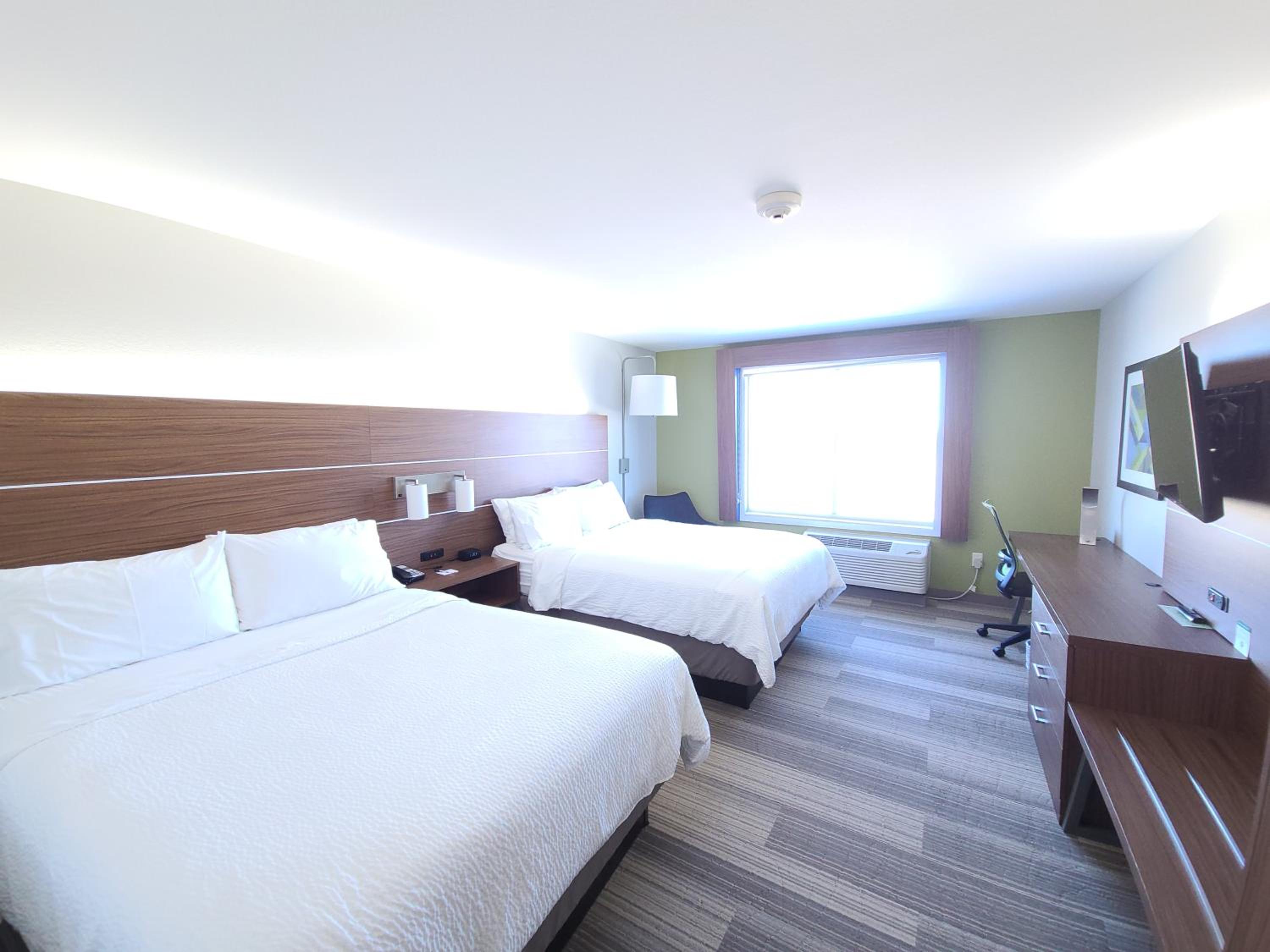 Standard Queen Room with Two Queen Beds - Communications Accessible photo 2