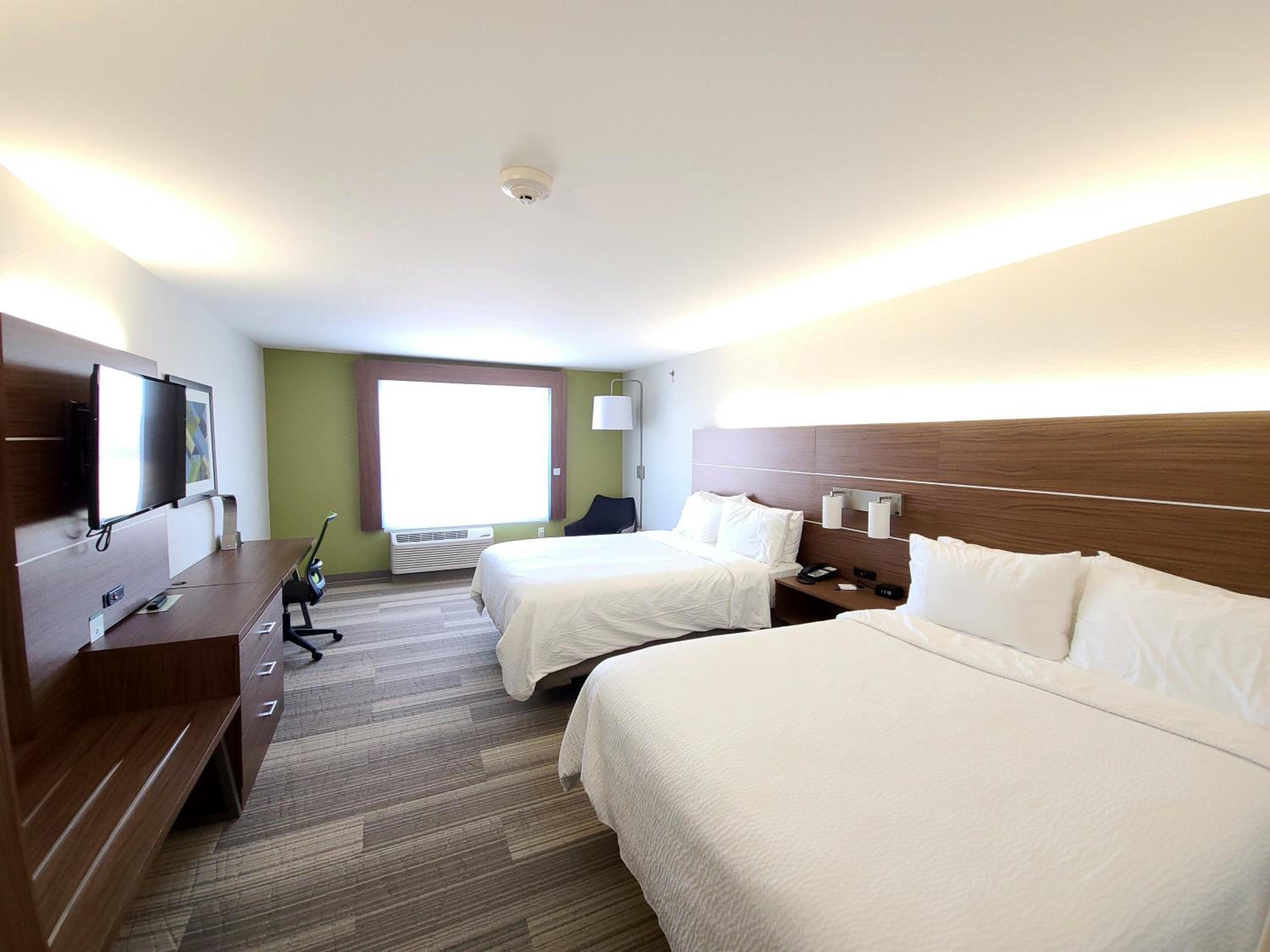 Standard Queen Room with Two Queen Beds photo 2