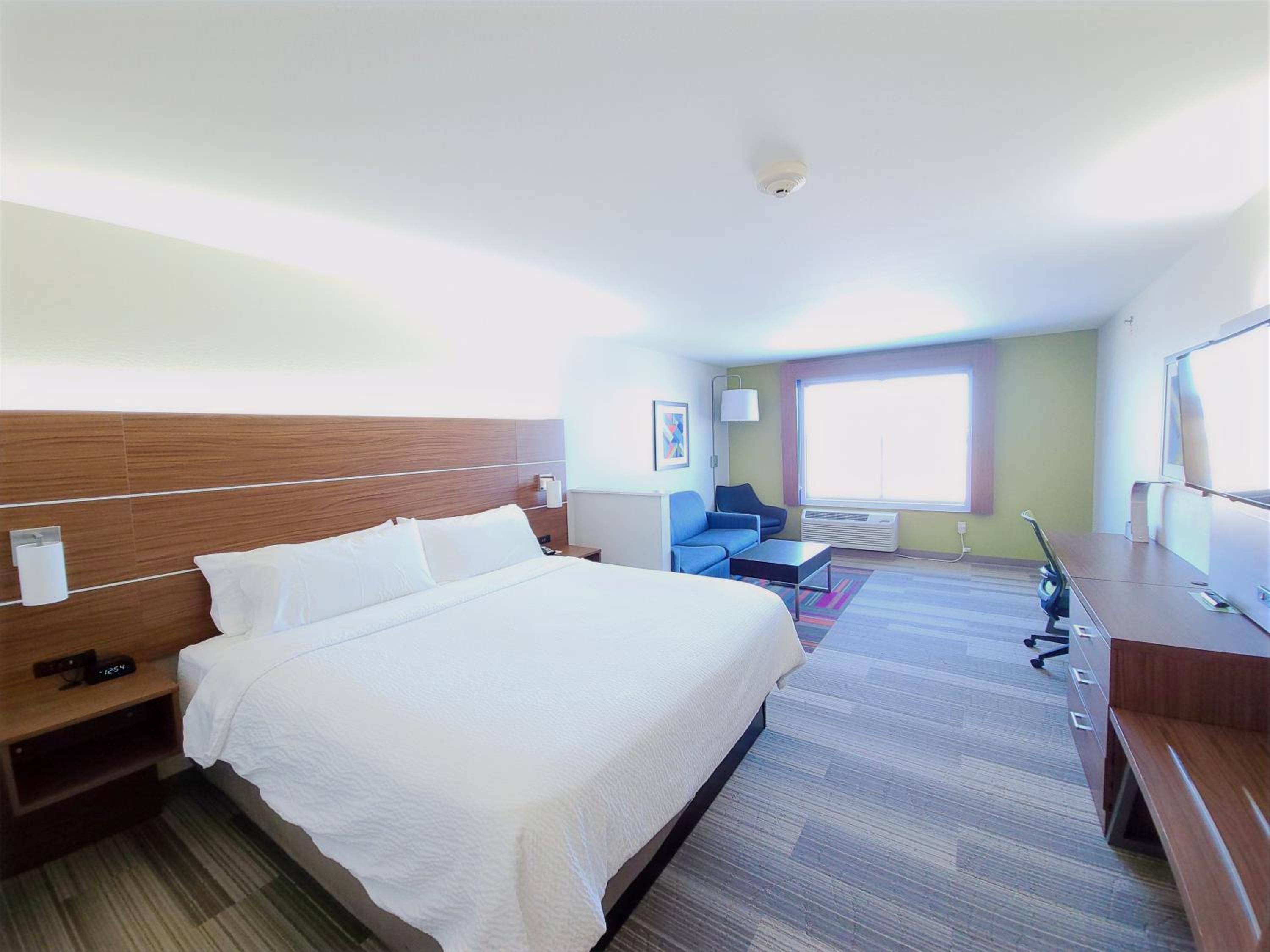 King Suite with Sofa Bed - Non-Smoking photo 2