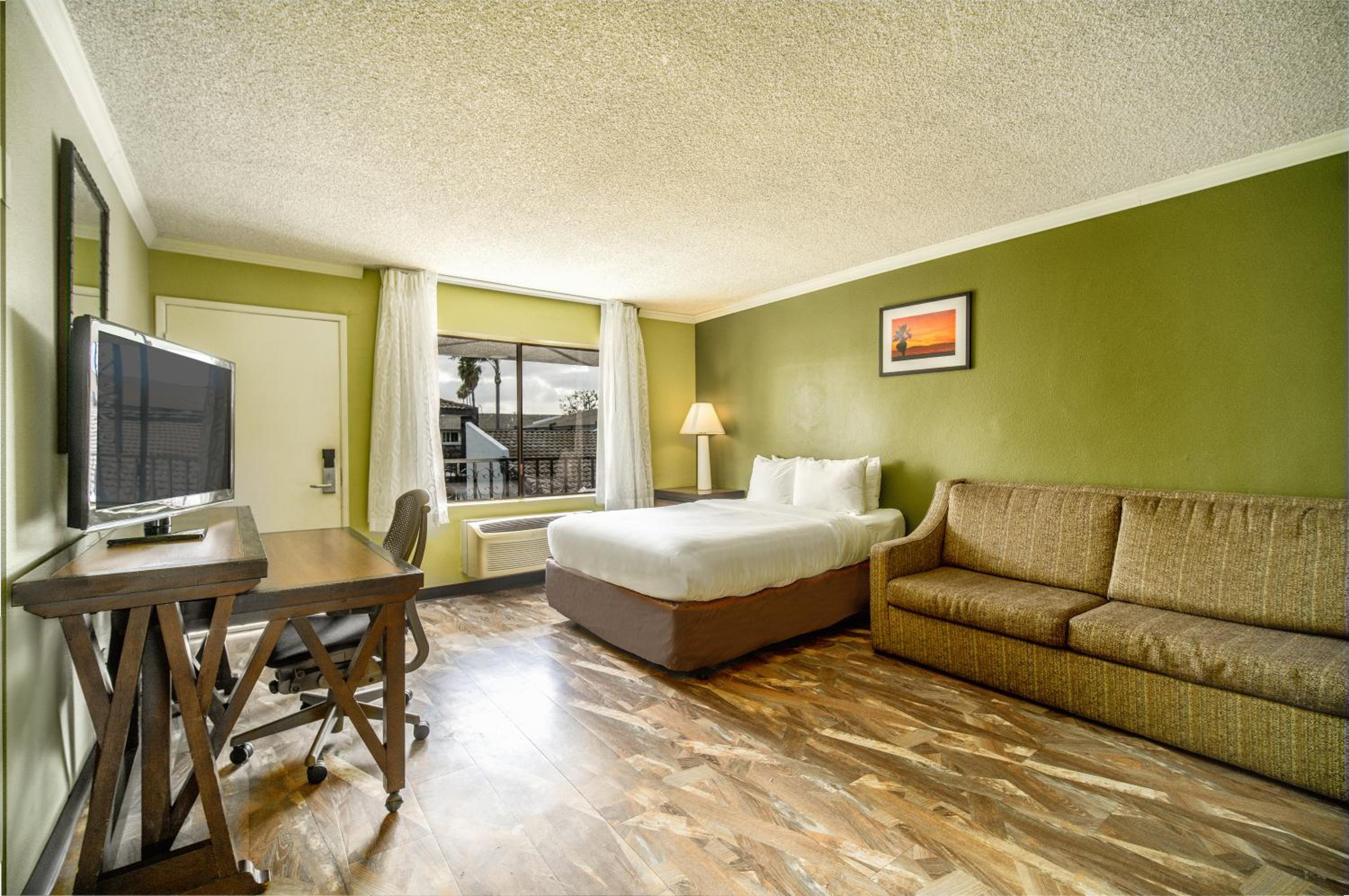 Two Bedroom Suite, 3 Queen Beds with Sofa Bed, 2 Bathrooms, Non Smoking - Photo 3