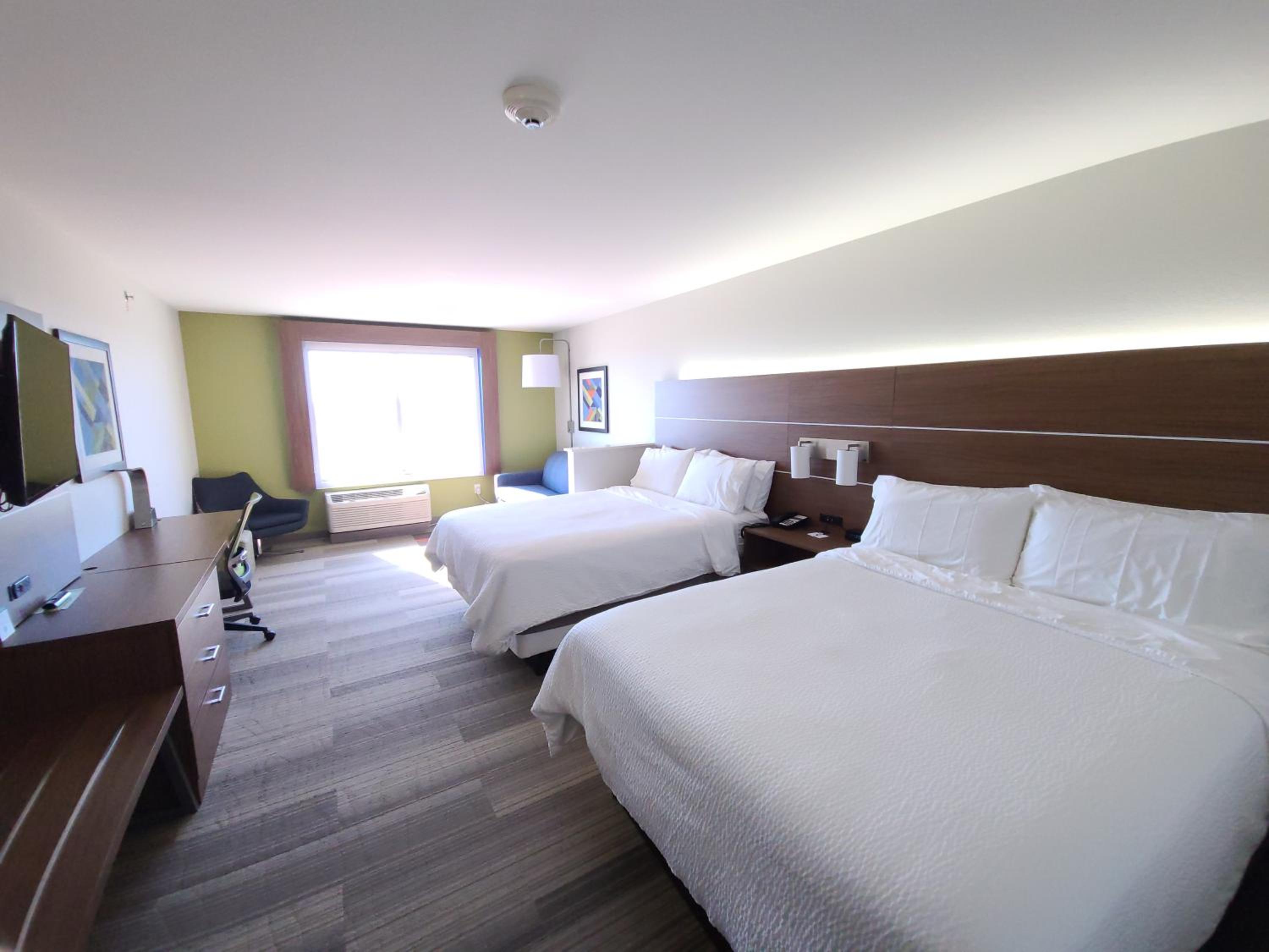 Queen Suite with Two Queen Beds and Additional Living Area photo 3