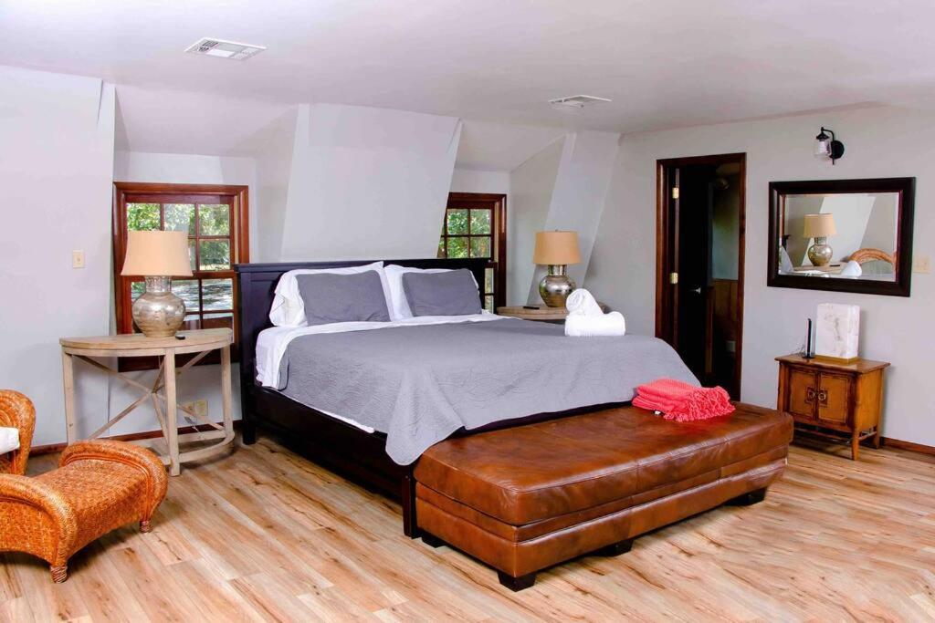 Five-Bedroom House photo 3