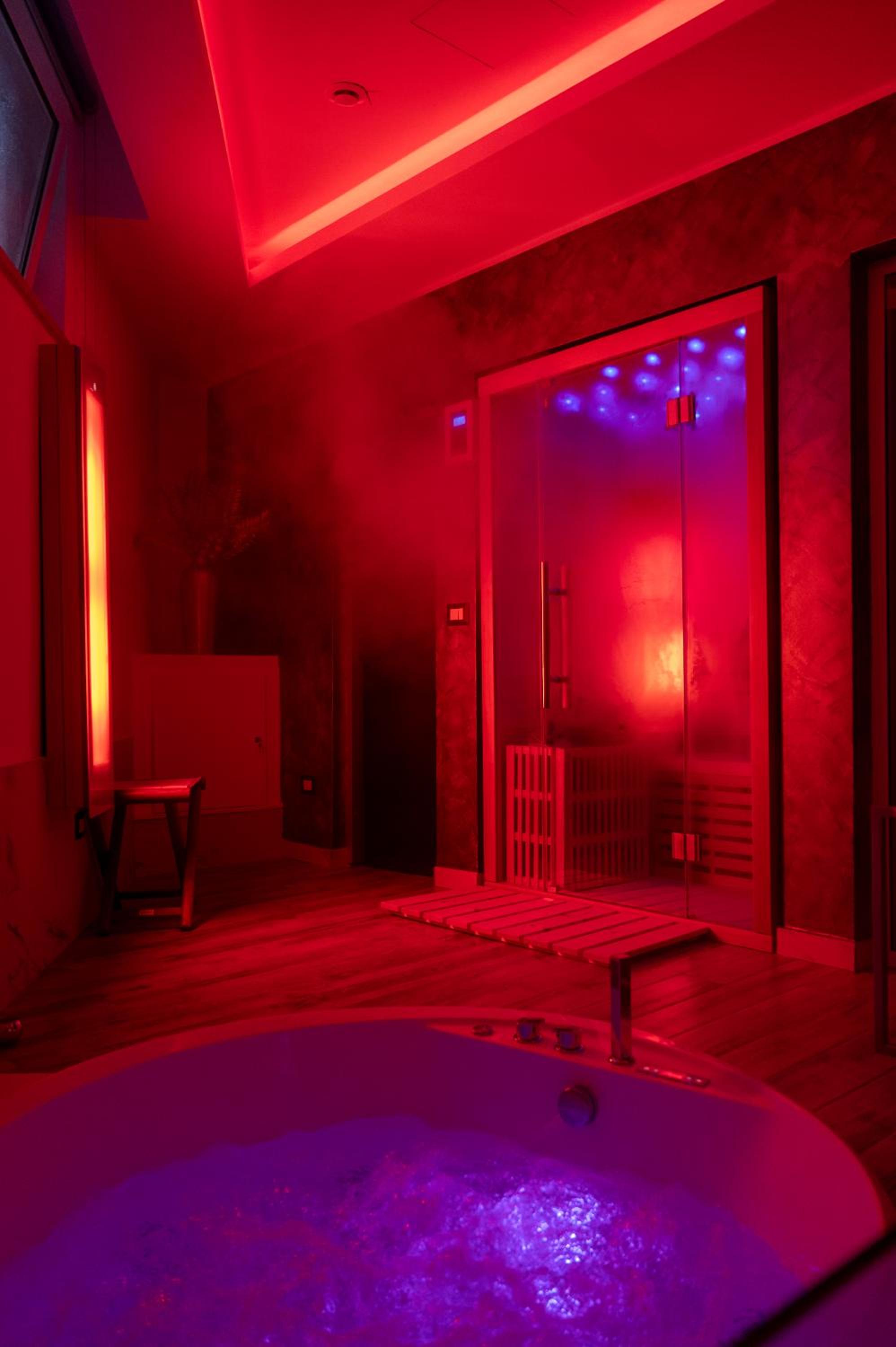 Deluxe Suite with Spa Bath photo 2