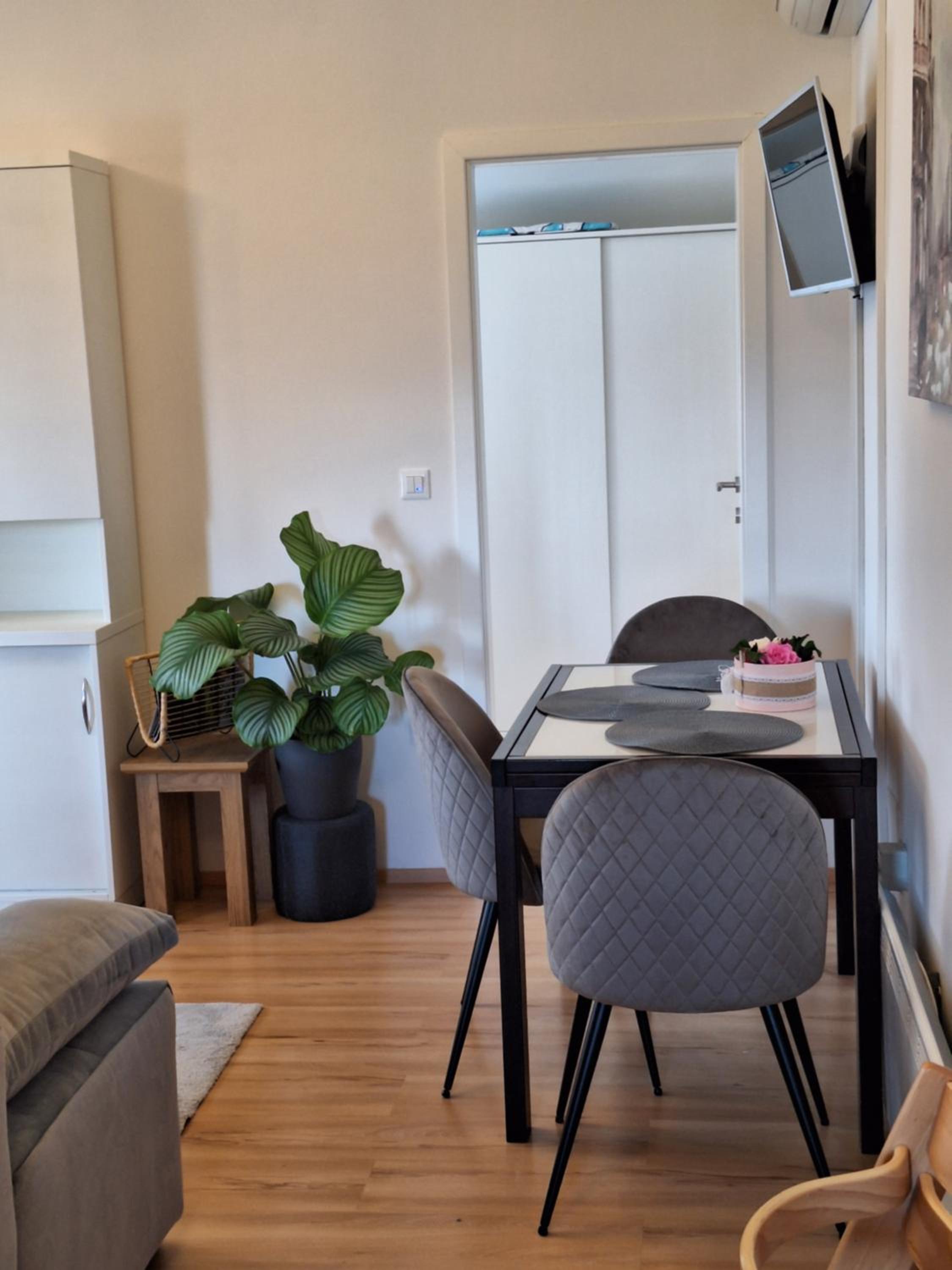 Studio Apartment - Photo 37