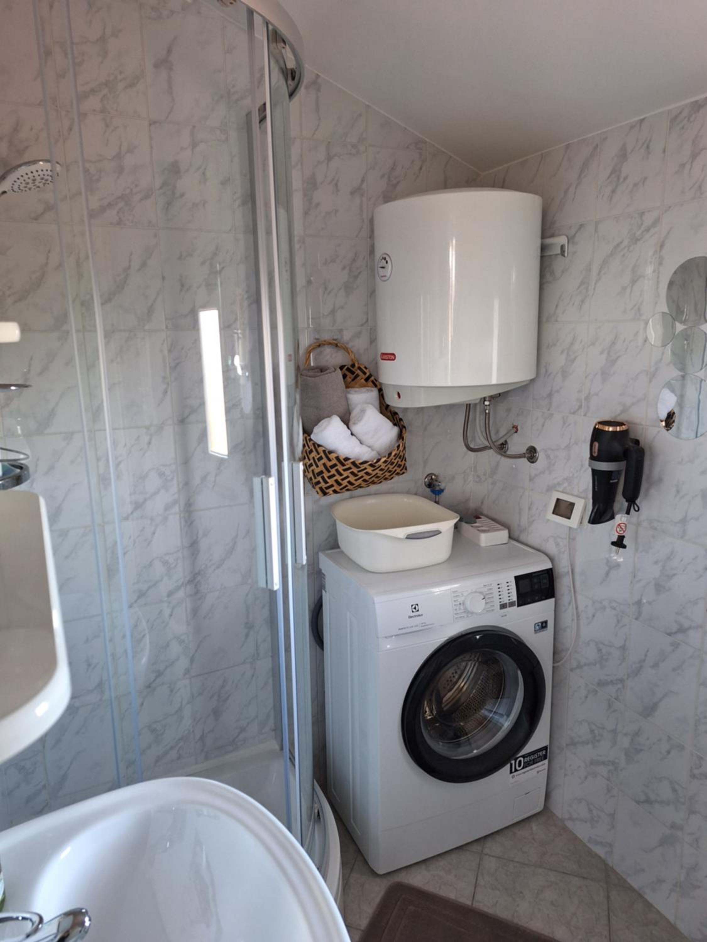 Studio Apartment - Photo 36